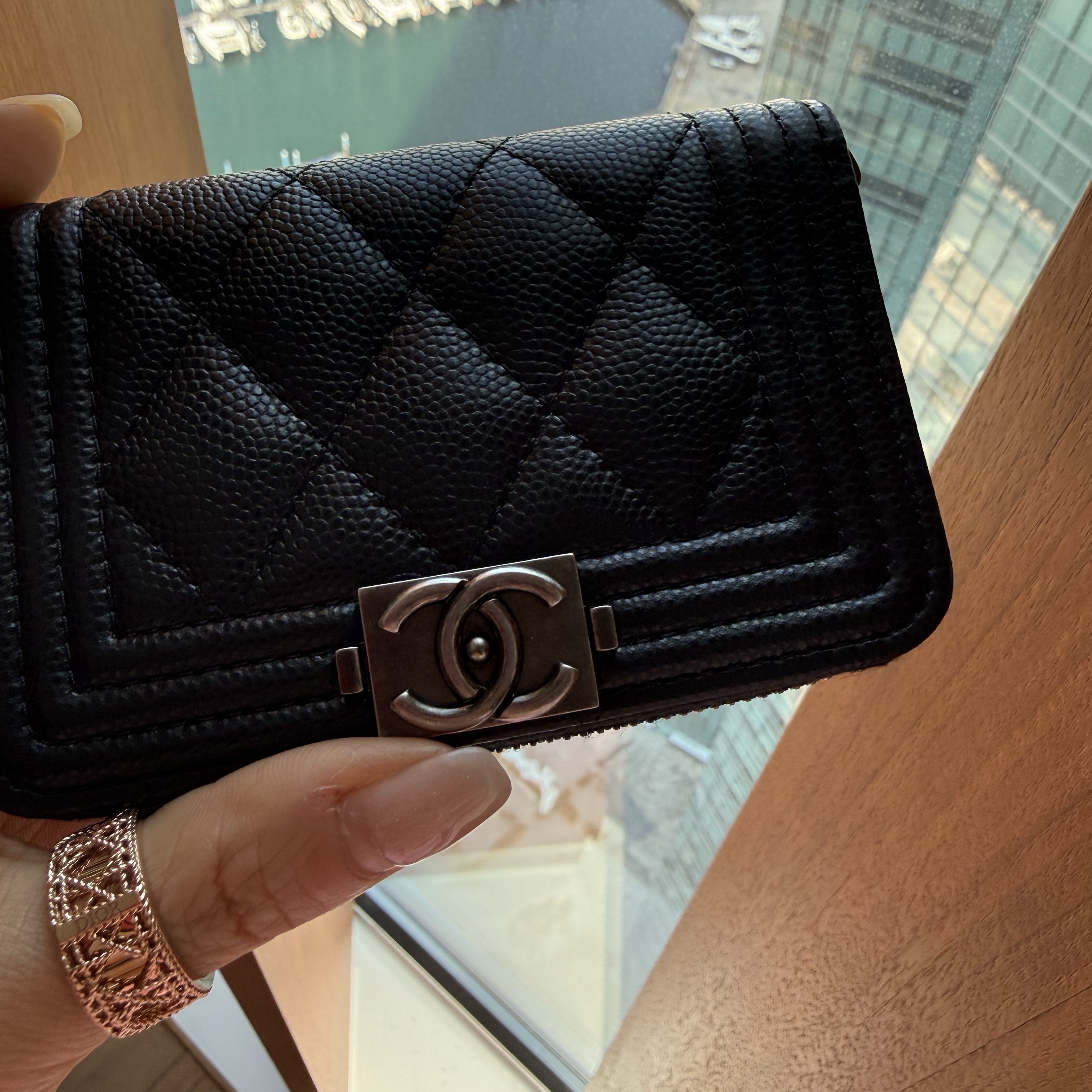 Chanel Boy Chanel Zipped Coin Purse Grained Calfskin & Ruthenium Black 착용 스타일 - 1