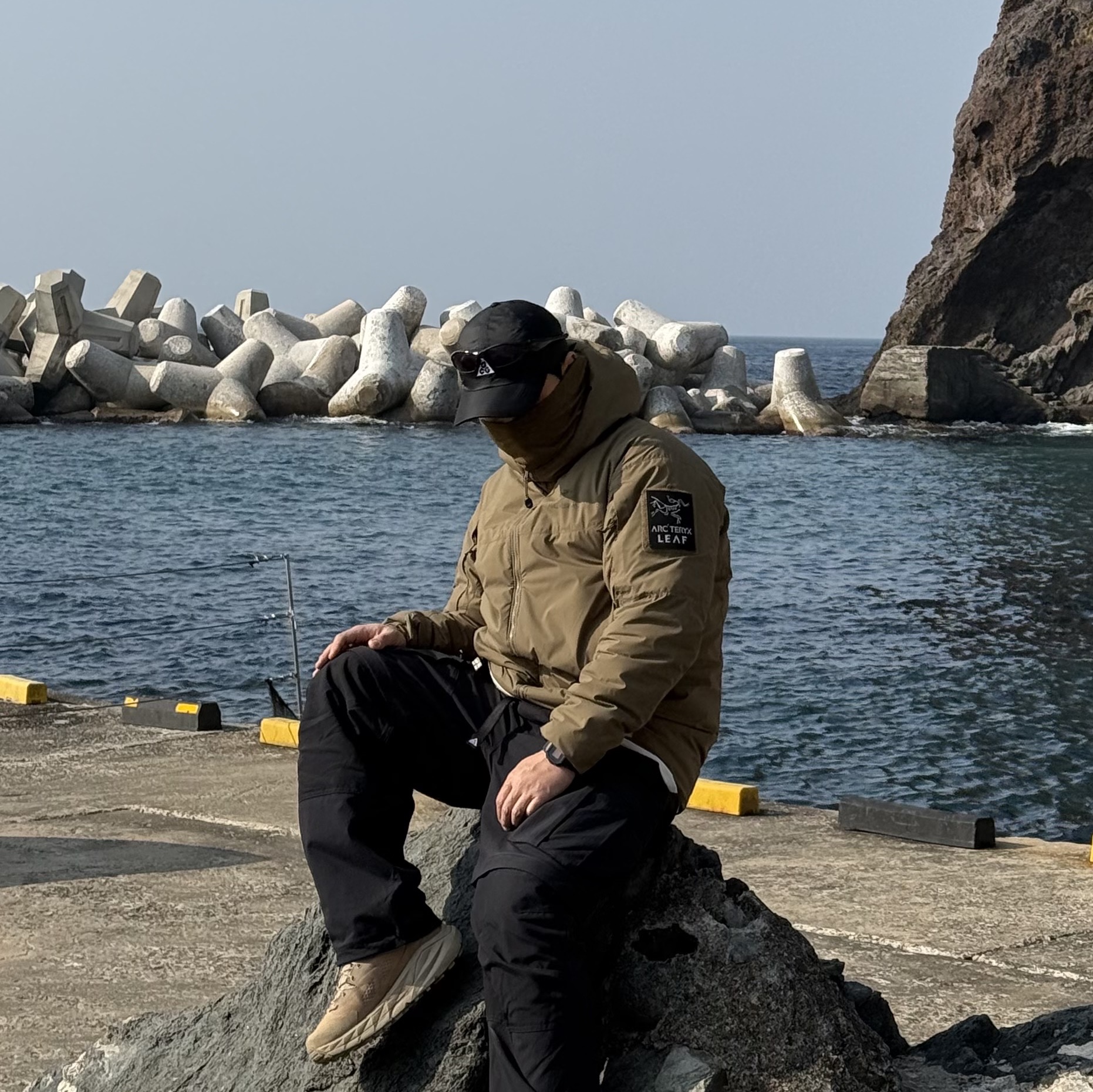 Nike ACG Trail Cap Black, Oakley x Satisfy Straight Jacket Polished Black 착용 스타일