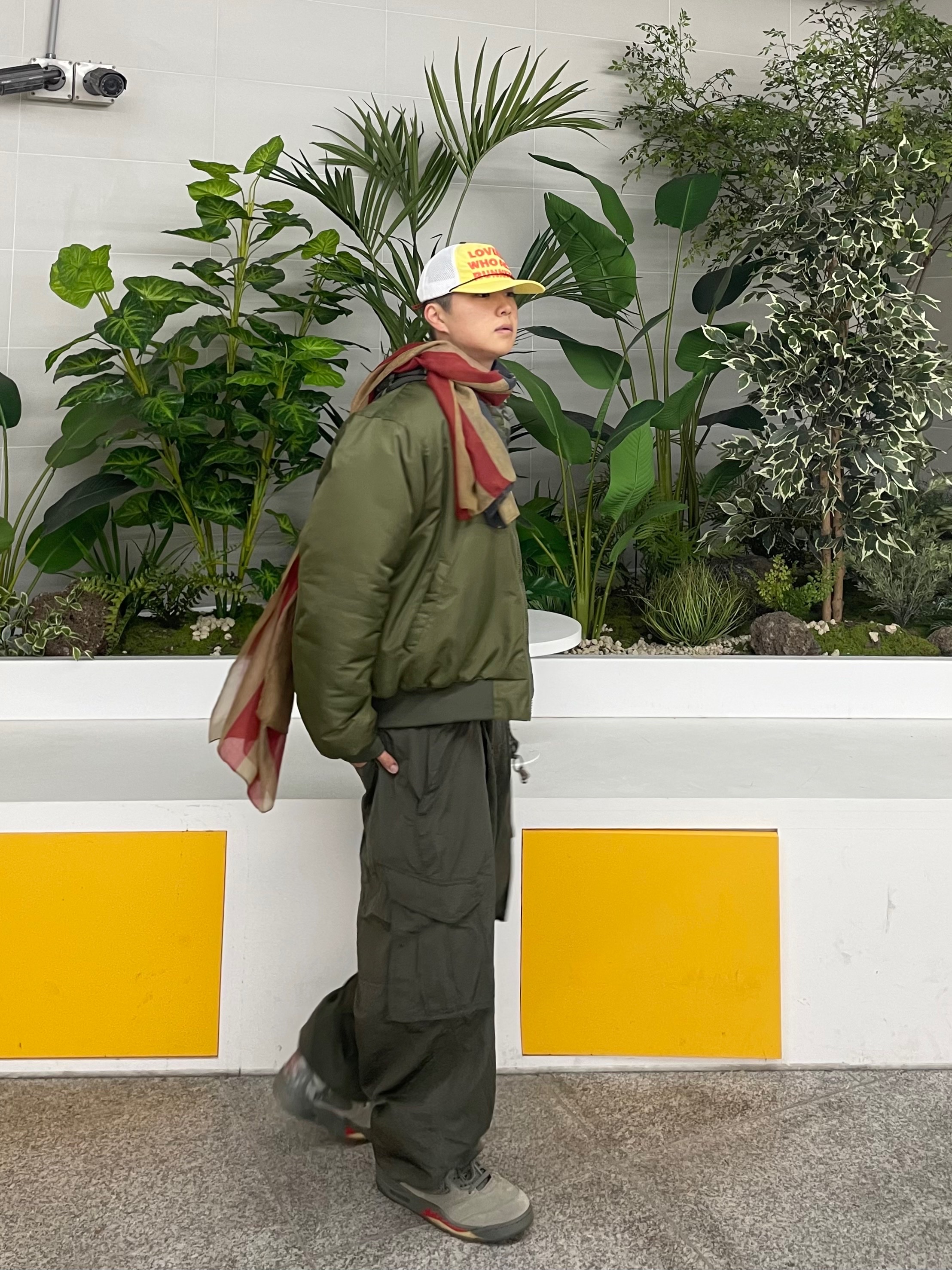 Alex Zono Lovers Who Are Runners Trucker Hat Yellow 착용 스타일 - 5