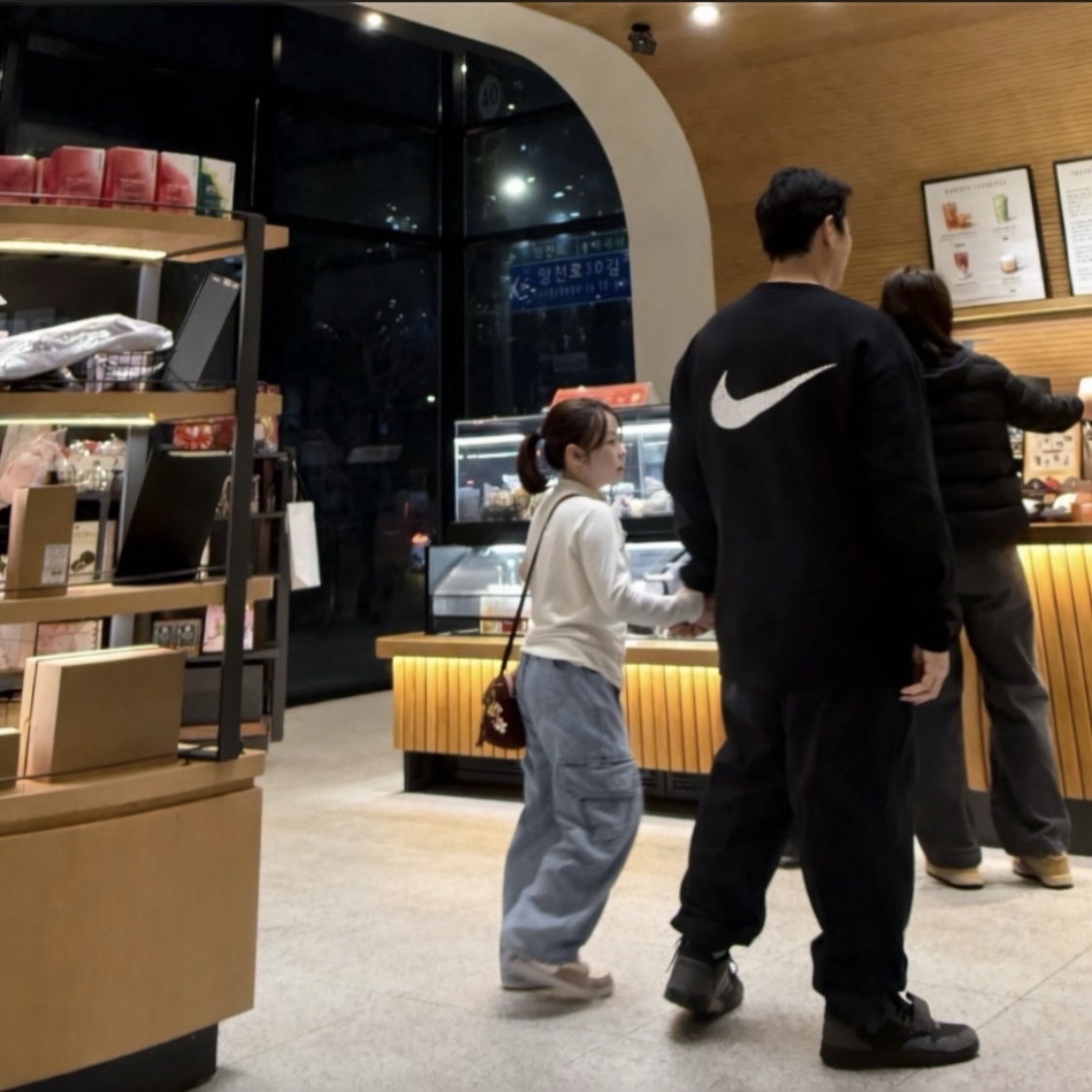 (Kids) Nike Faux Fur Crossbody Bag 1L Dark Pony Pink Foam, Jordan x Travis Scott Jumpman Jack TR Black and Dark Mocha ์ฐฉ์ฉ ์คํ์ผ - 1
