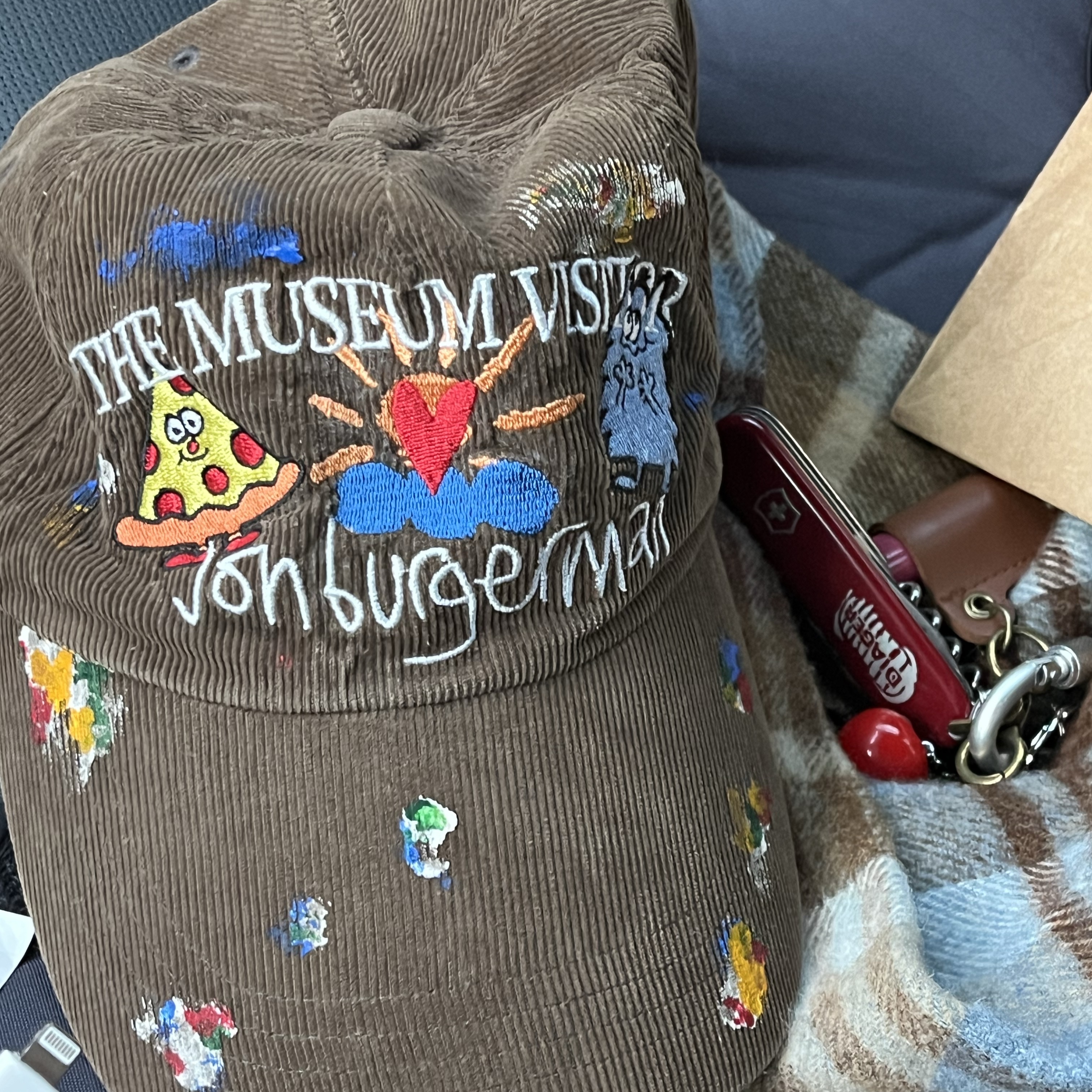 더뮤지엄비지터 x 존 버거맨 페인티드 피자 & 포크 코듀로이 볼캡