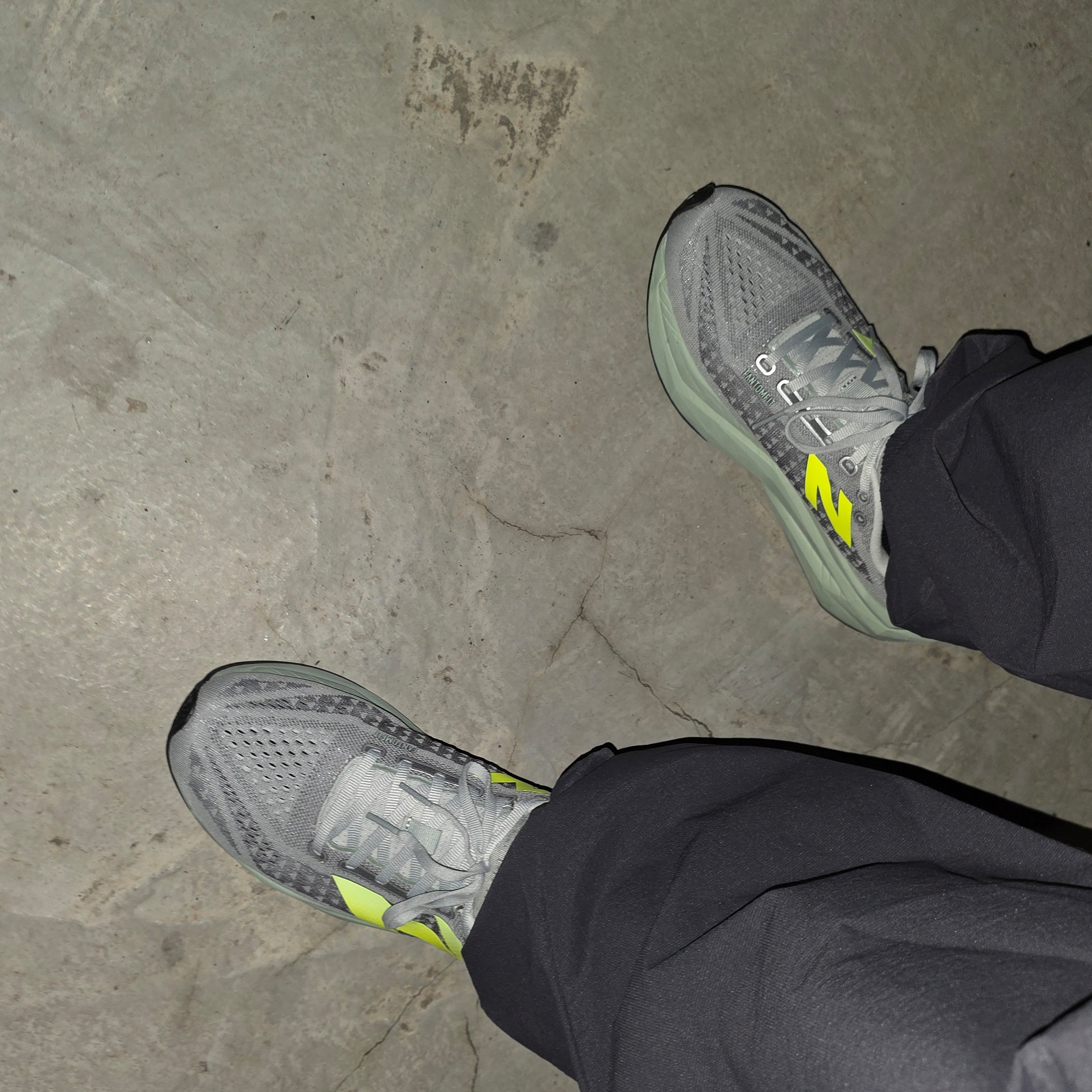 New Balance FuelCell Supercomp Trainer v3 Mosaic Green Lone Star Grey - 2E Wide 착용 스타일 - 2