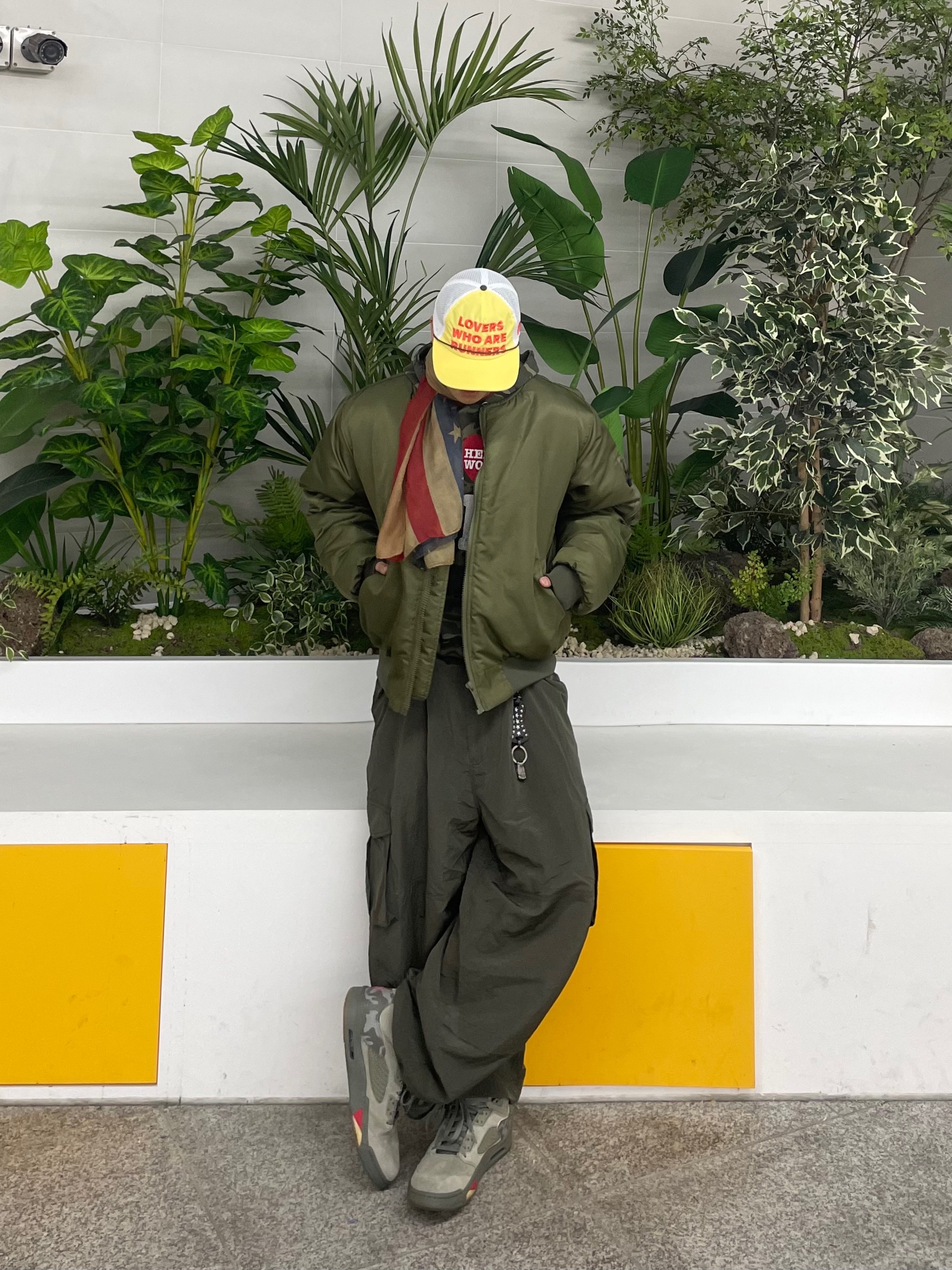 Alex Zono Lovers Who Are Runners Trucker Hat Yellow 착용 스타일 - 3