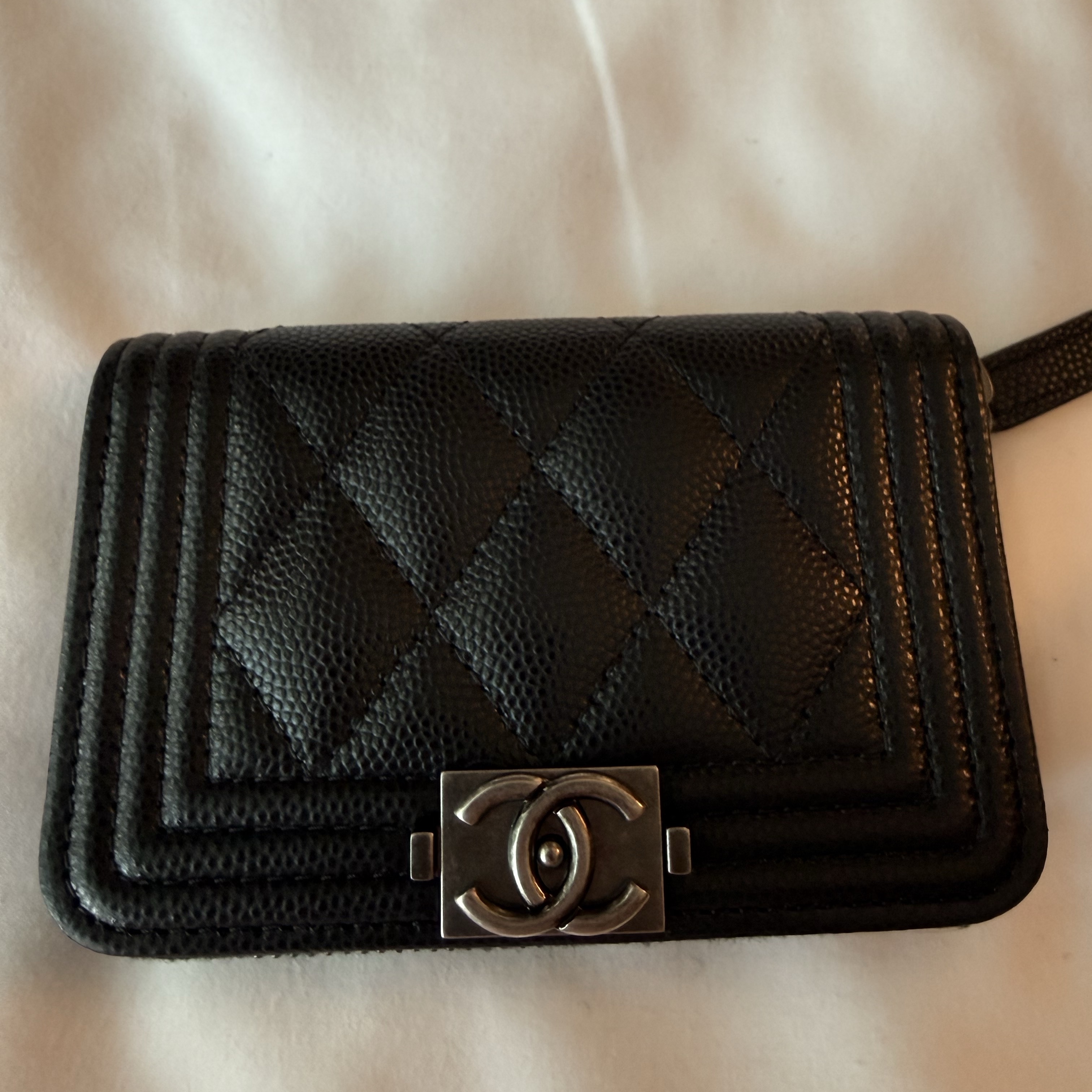 Chanel Boy Chanel Zipped Coin Purse Grained Calfskin & Ruthenium Black 착용 스타일 - 2