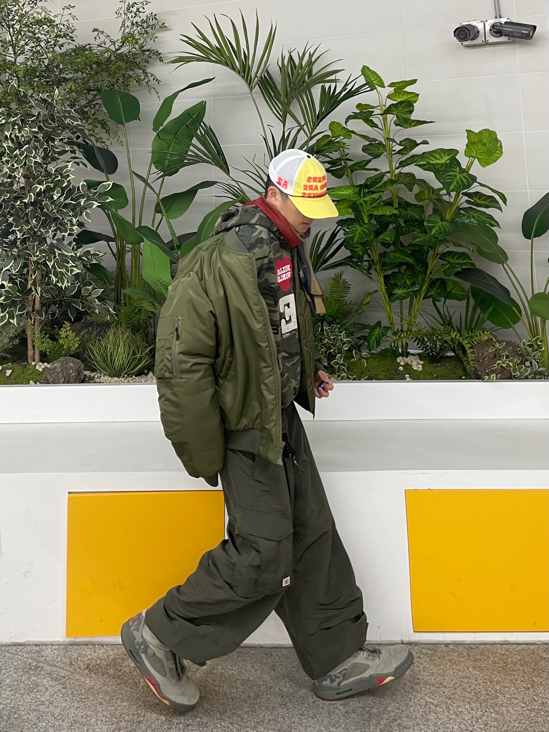Alex Zono Lovers Who Are Runners Trucker Hat Yellow 착용 스타일 - 7