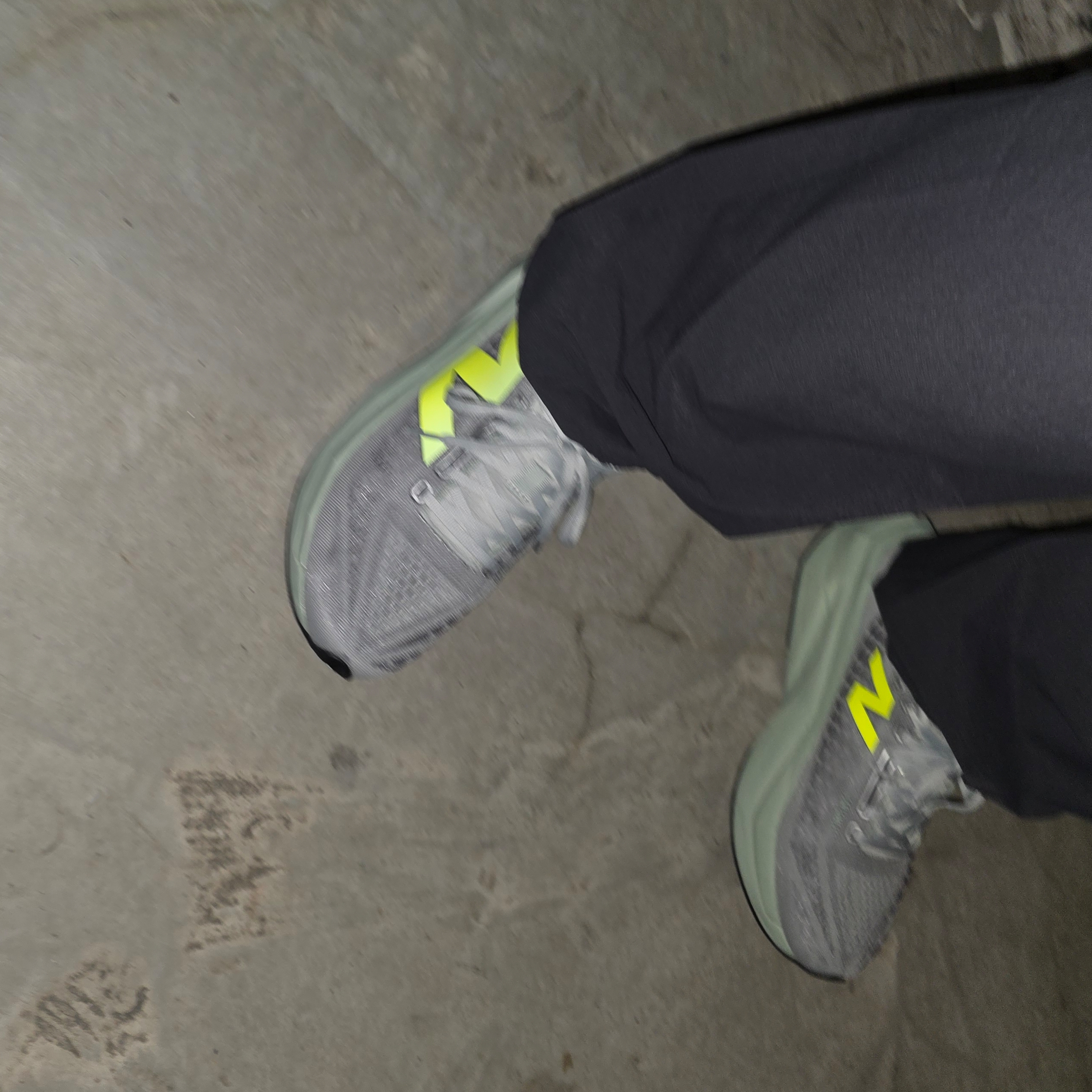 New Balance FuelCell Supercomp Trainer v3 Mosaic Green Lone Star Grey - 2E Wide 착용 스타일 - 1