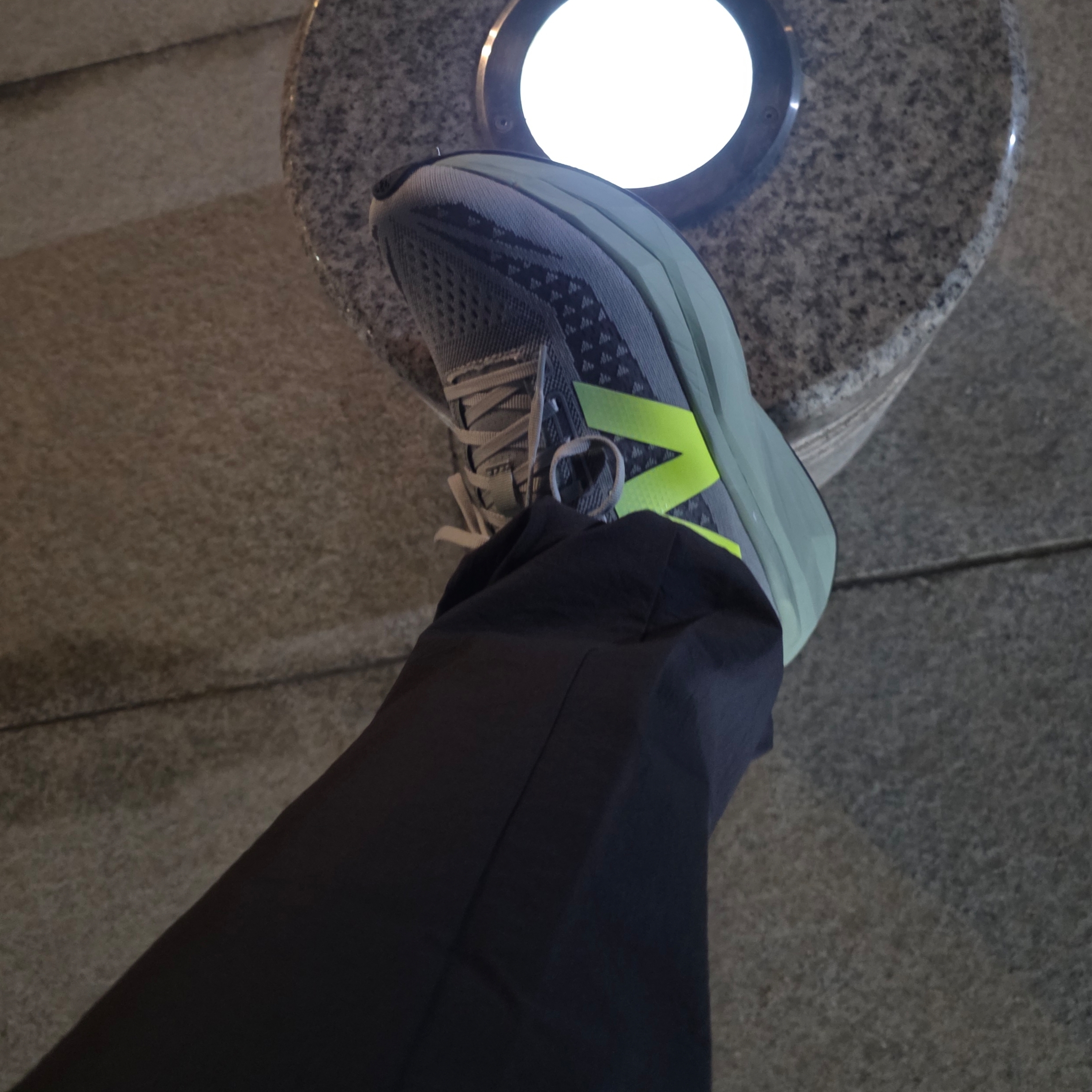 New Balance FuelCell Supercomp Trainer v3 Mosaic Green Lone Star Grey - 2E Wide 착용 스타일 - 4