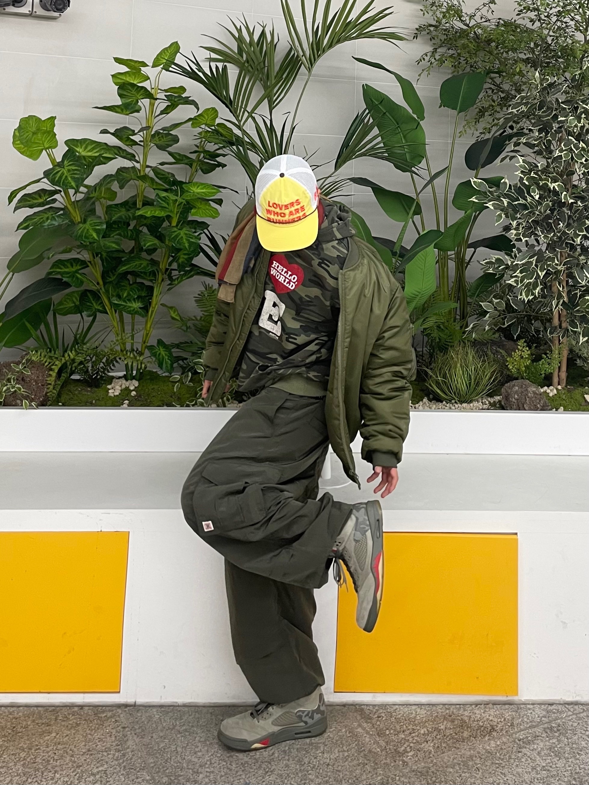 Alex Zono Lovers Who Are Runners Trucker Hat Yellow 착용 스타일 - 6