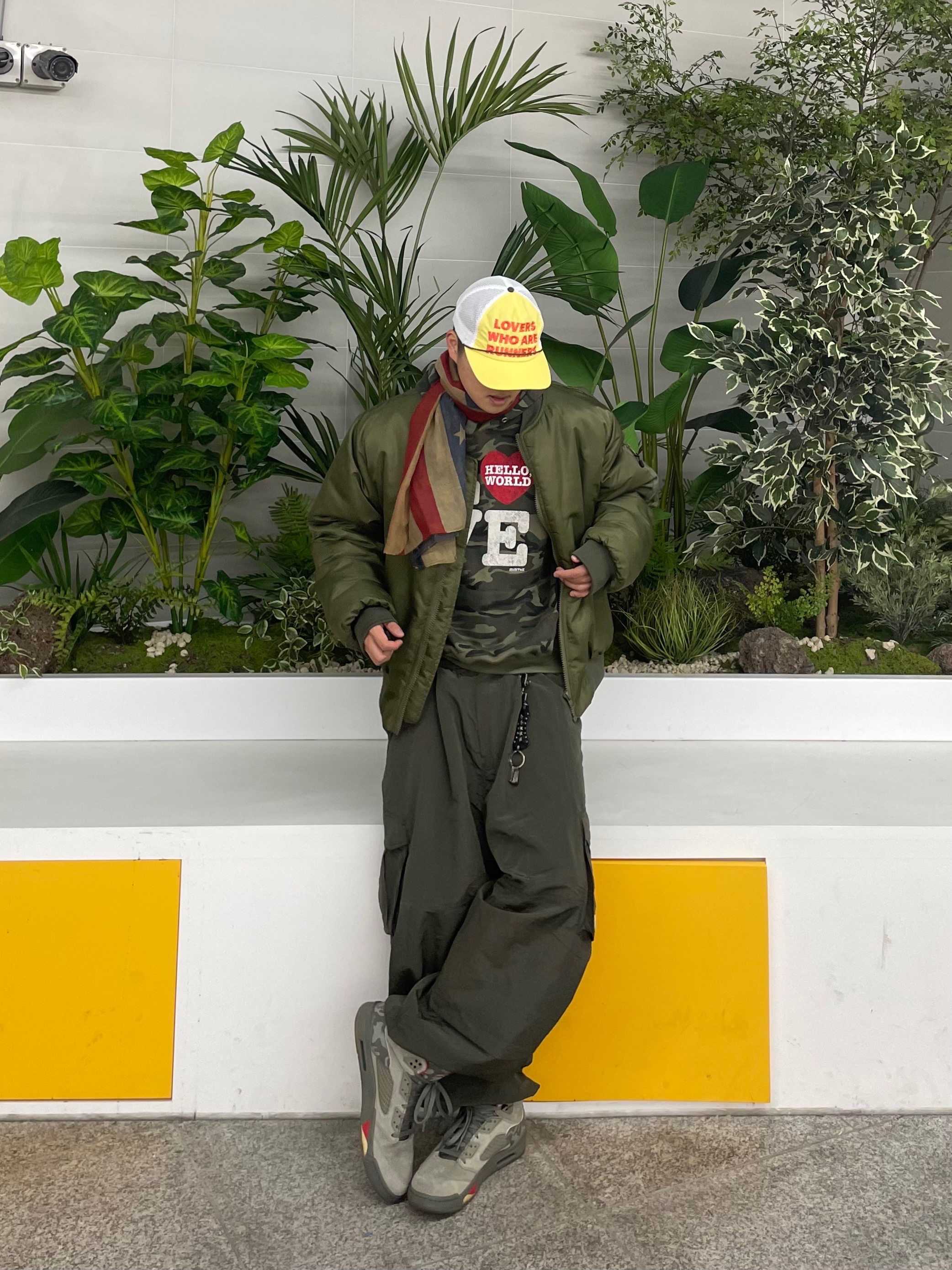Alex Zono Lovers Who Are Runners Trucker Hat Yellow 착용 스타일 - 4