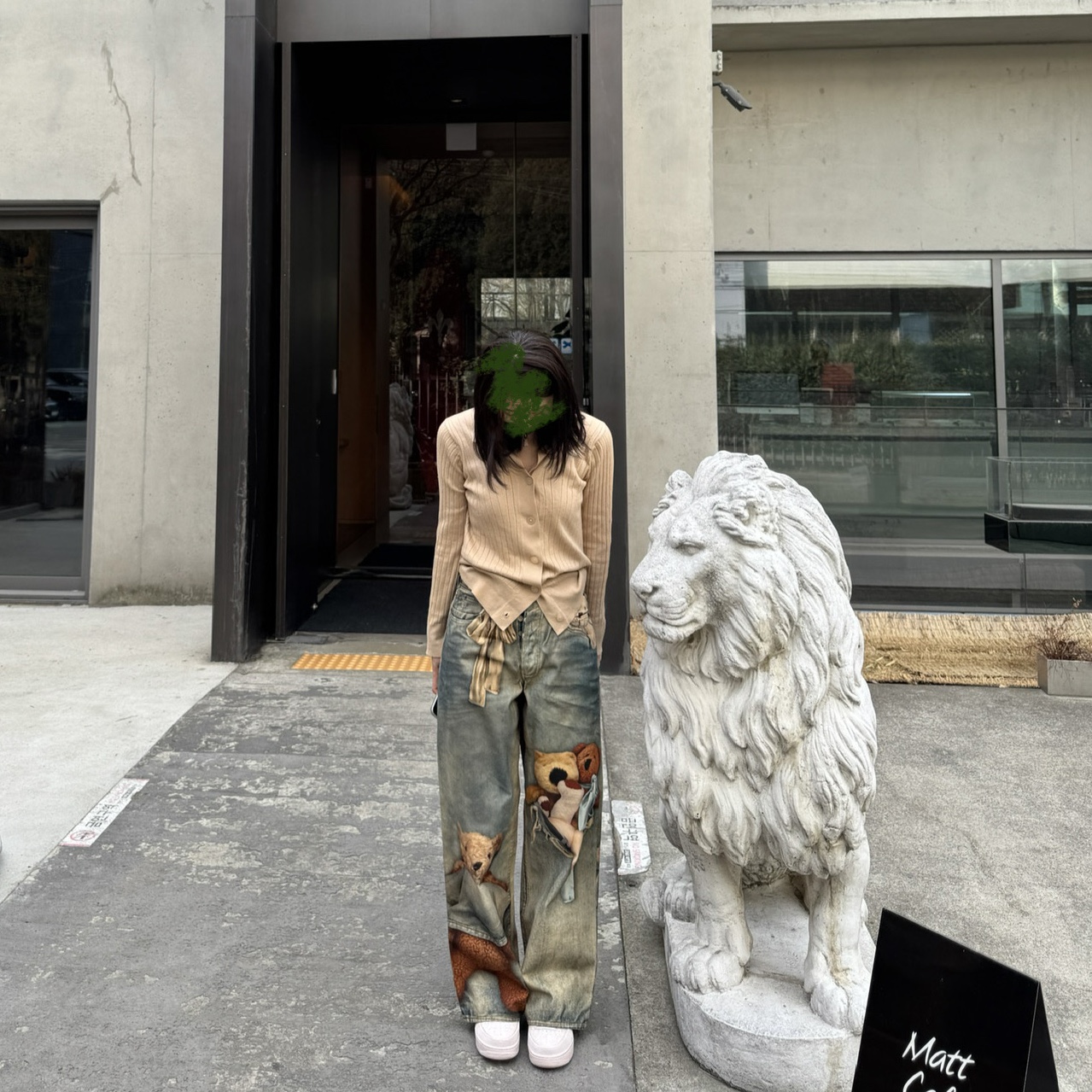 Acne Studios Loose Fit Jeans 1981 Mid Blue, (W) Nike Air Force 1 '07 Silt Red Particle Pink 착용 스타일
