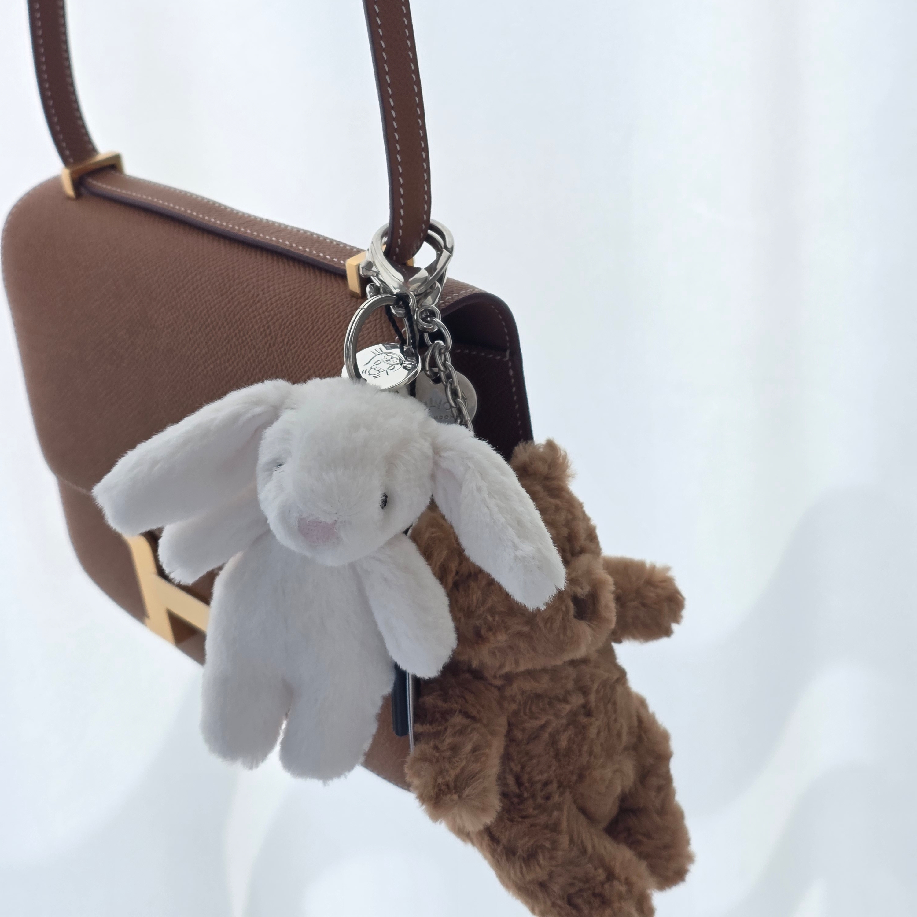 Jellycat Bashful Bunny Bag Charm Cream, Jellycat Bartholomew Bear Bag Charm Brown 착용 스타일 - 2