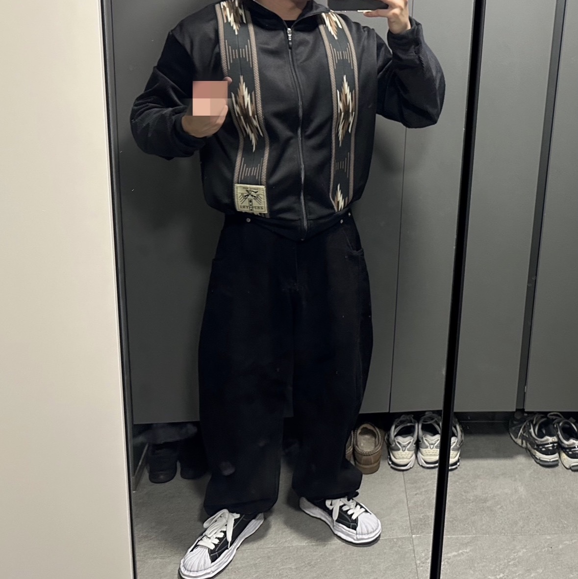 Prada Re-Nylon and Saffiano Leather Shoulder Bag Black, Maison Mihara Yasuhiro Blakey OG Sole Canvas Low-top Sneakers Black White ์ฐฉ์ฉ ์คํ์ผ - 2