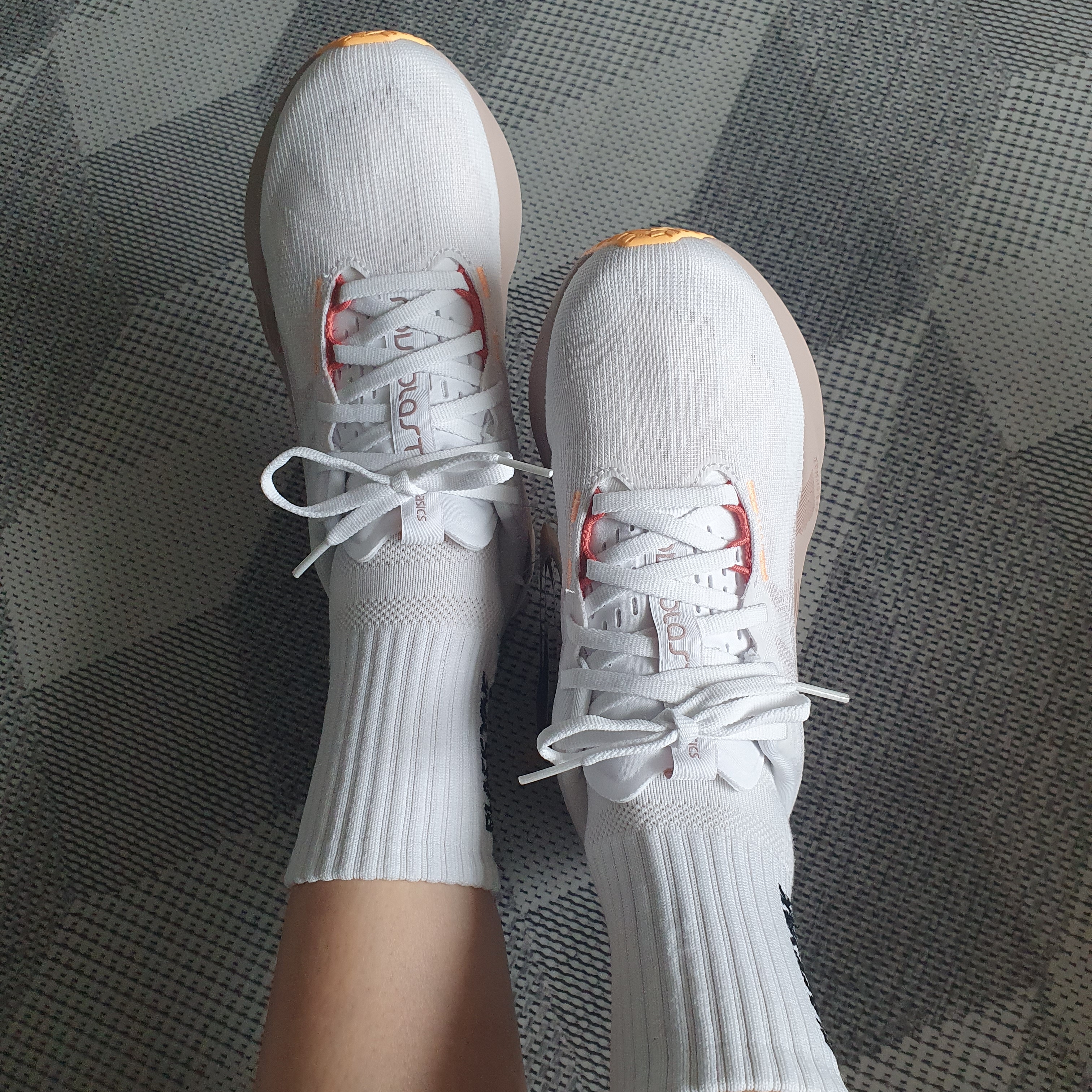 (W) Asics Novablast 5 White Fawn 착용 스타일 - 1