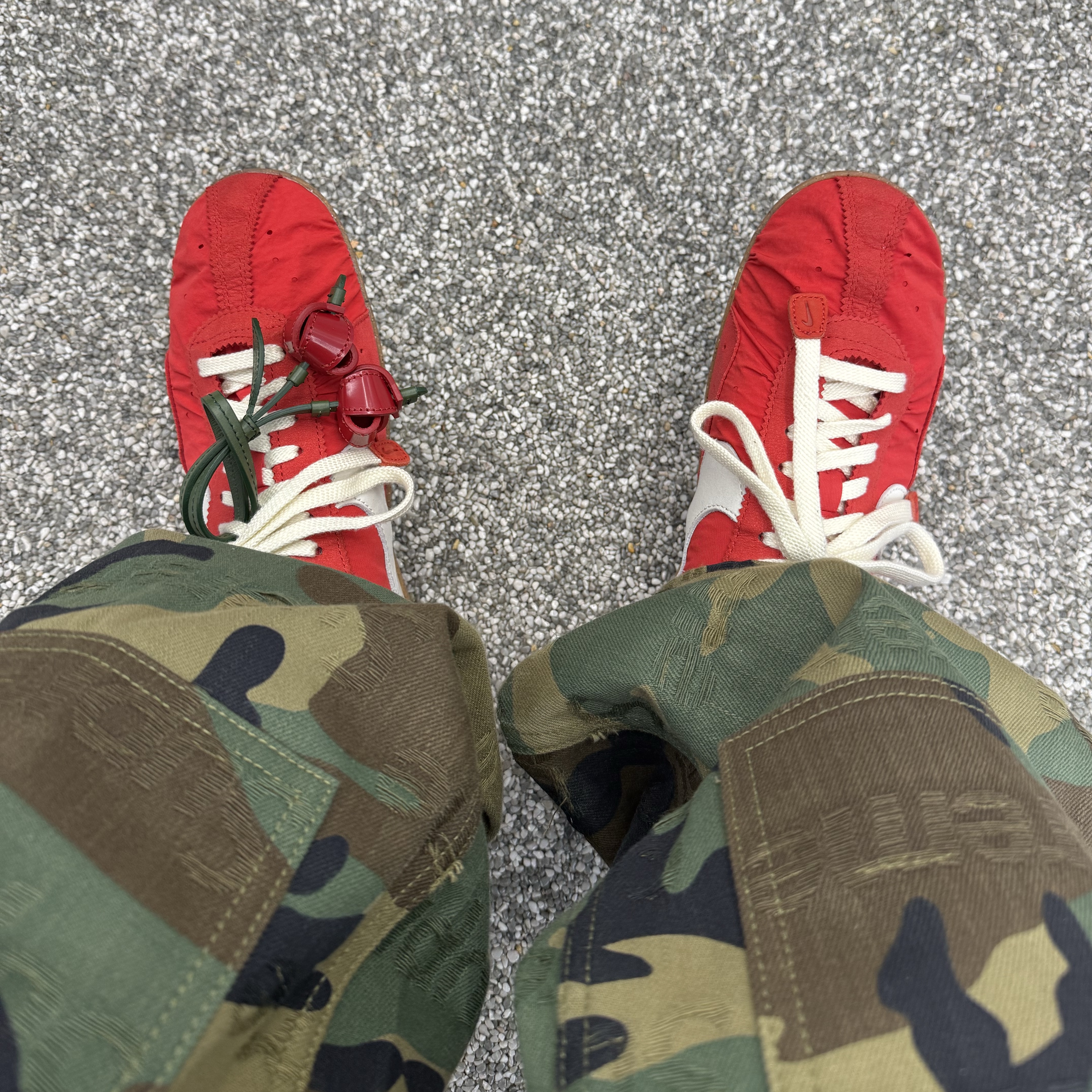 Nike x Jacquemus Moon Shoe SP University Red and Bicycle Yellow, Supreme Jacquard Logos Double Knee Denim Painter Jean Woodland Camo - 25FW 착용 스타일 - 2
