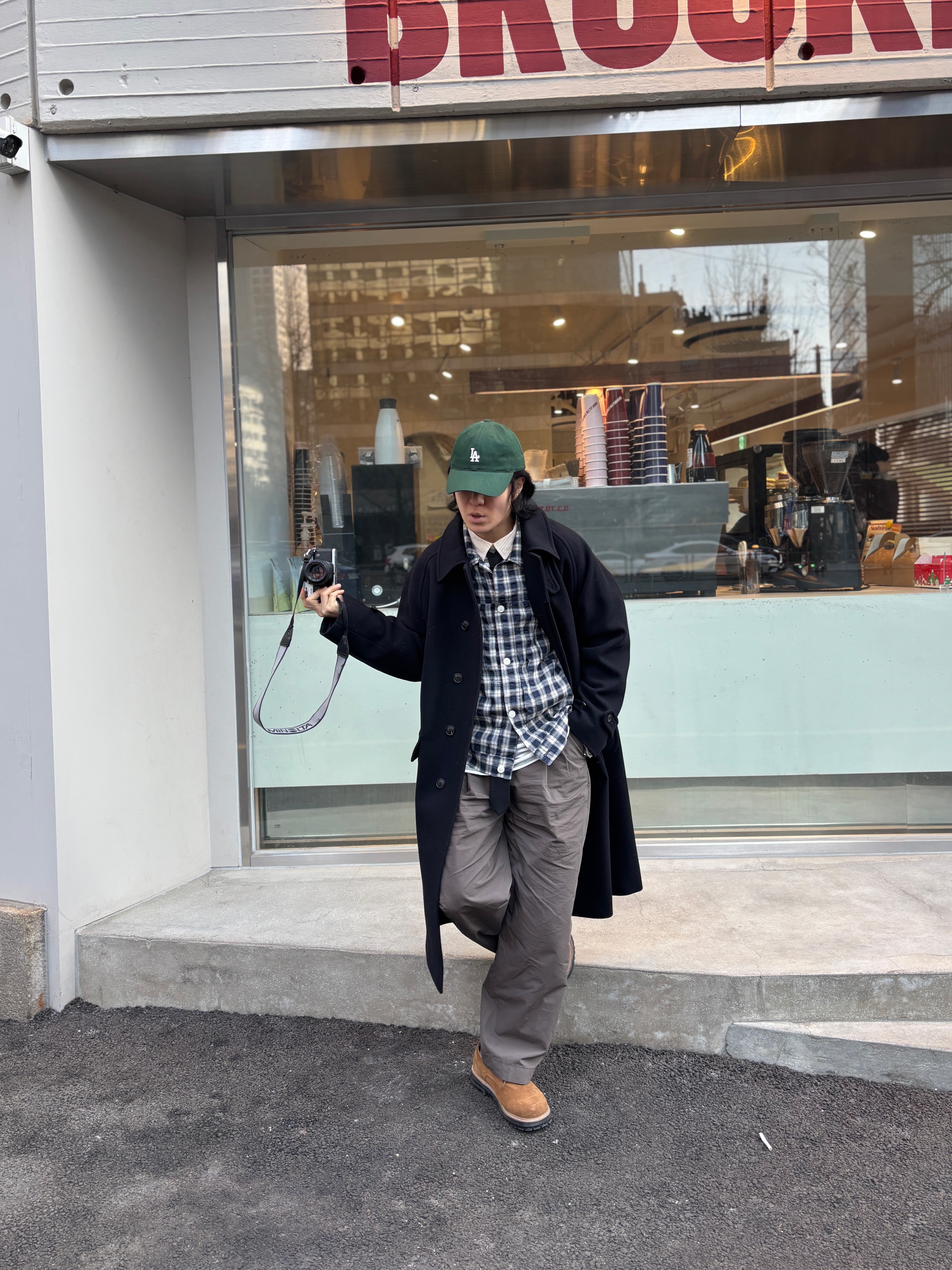 Le TIGRE Classic Chino pants Graphite 착용 스타일