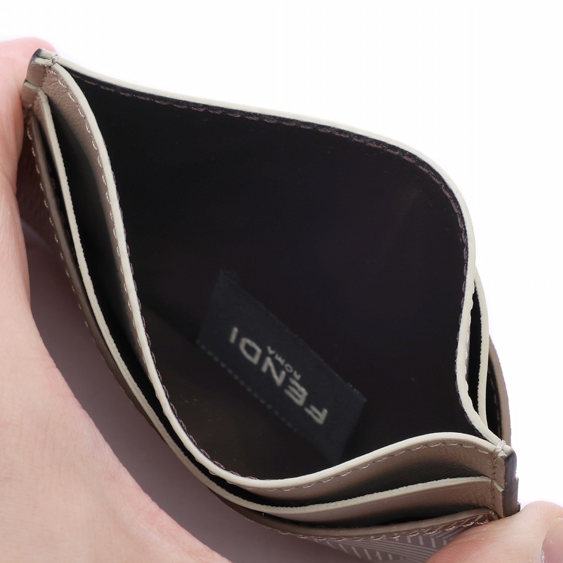 [25% 쿠폰] 펜디 쉐도우 레더 카드 홀더 베이지([25% 쿠폰] Fendi Shadow Leather Card Holder Beige) - 6
