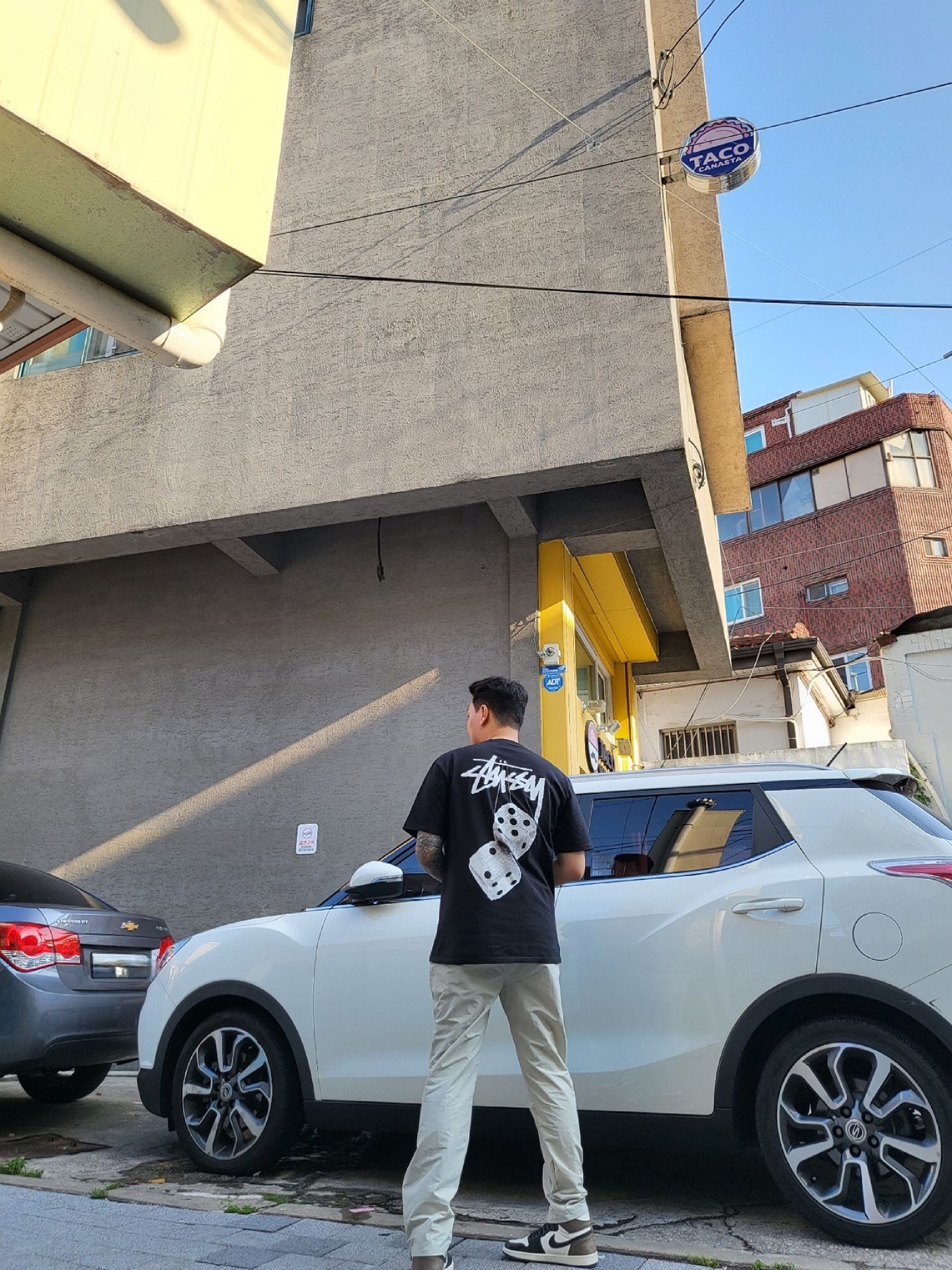 Stussy Fuzzy Dice T-Shirt Black, Jordan 1 Retro High OG Black Mocha 착용 스타일 - 3