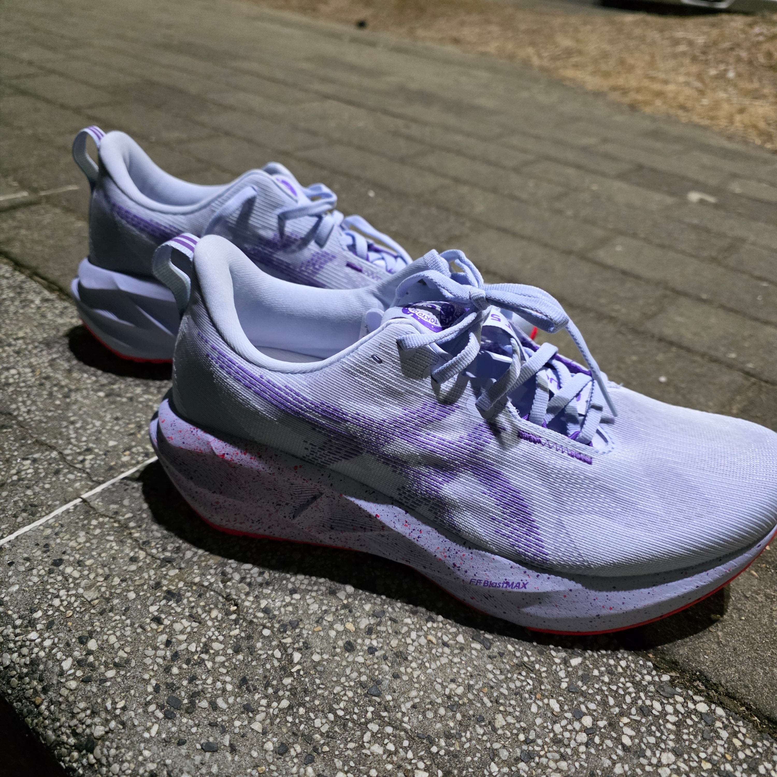 Asics Novablast 5 Tokyo Blue Fade Edo Purple 착용 스타일