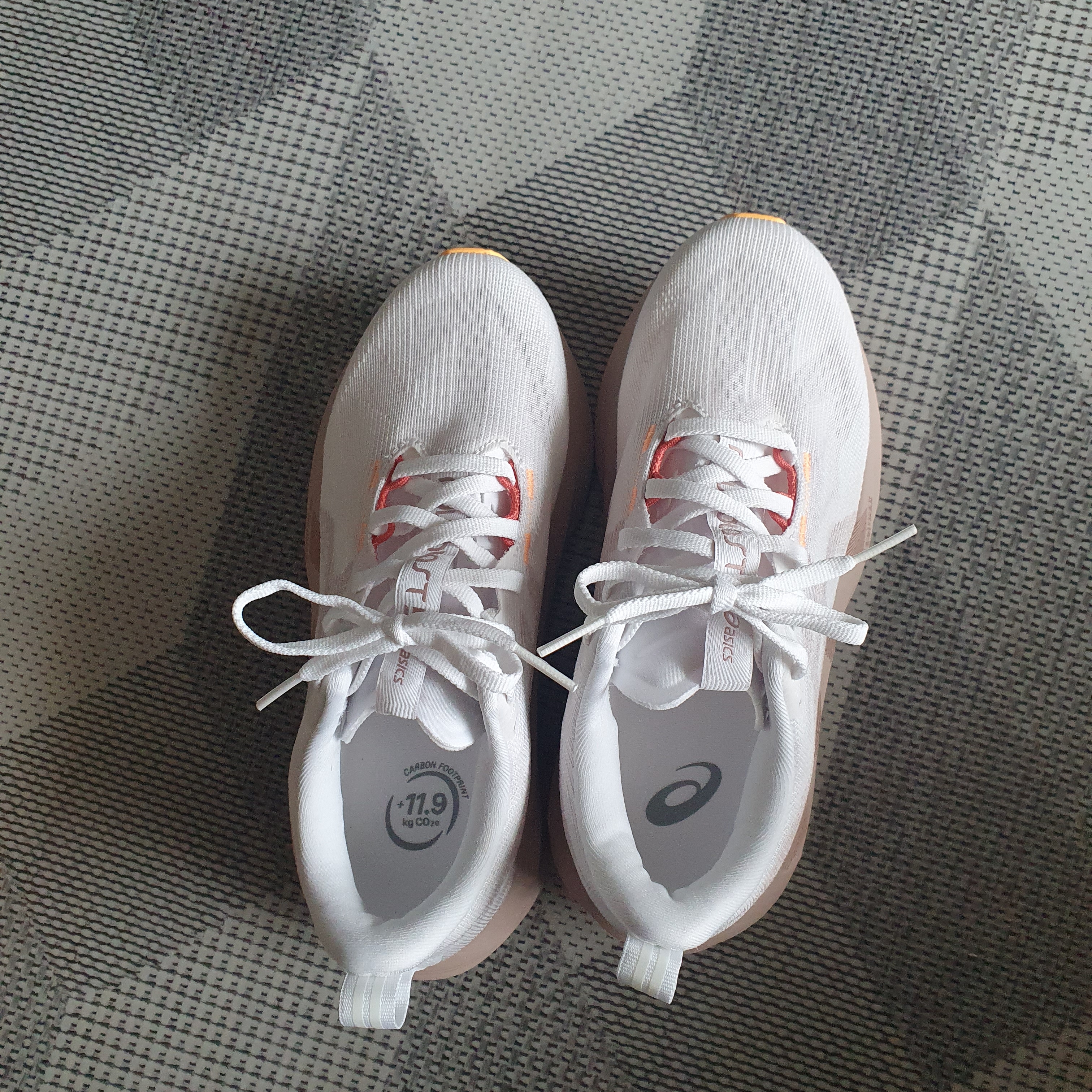 (W) Asics Novablast 5 White Fawn 착용 스타일 - 4