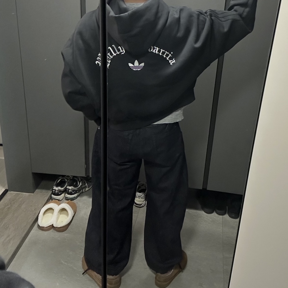 Prada Re-Nylon and Saffiano Leather Shoulder Bag Black, Maison Mihara Yasuhiro Blakey OG Sole Canvas Low-top Sneakers Black White ์ฐฉ์ฉ ์คํ์ผ - 4