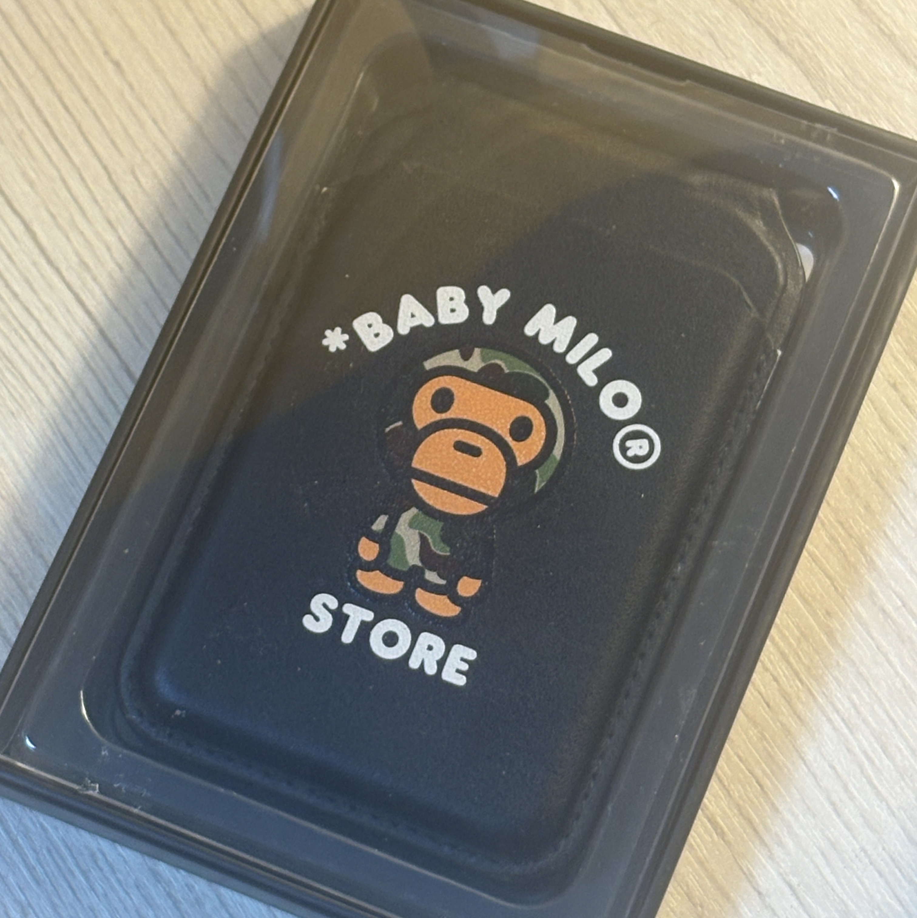 BAPE Baby Milo MagSafe Card Holder Black 착용 스타일