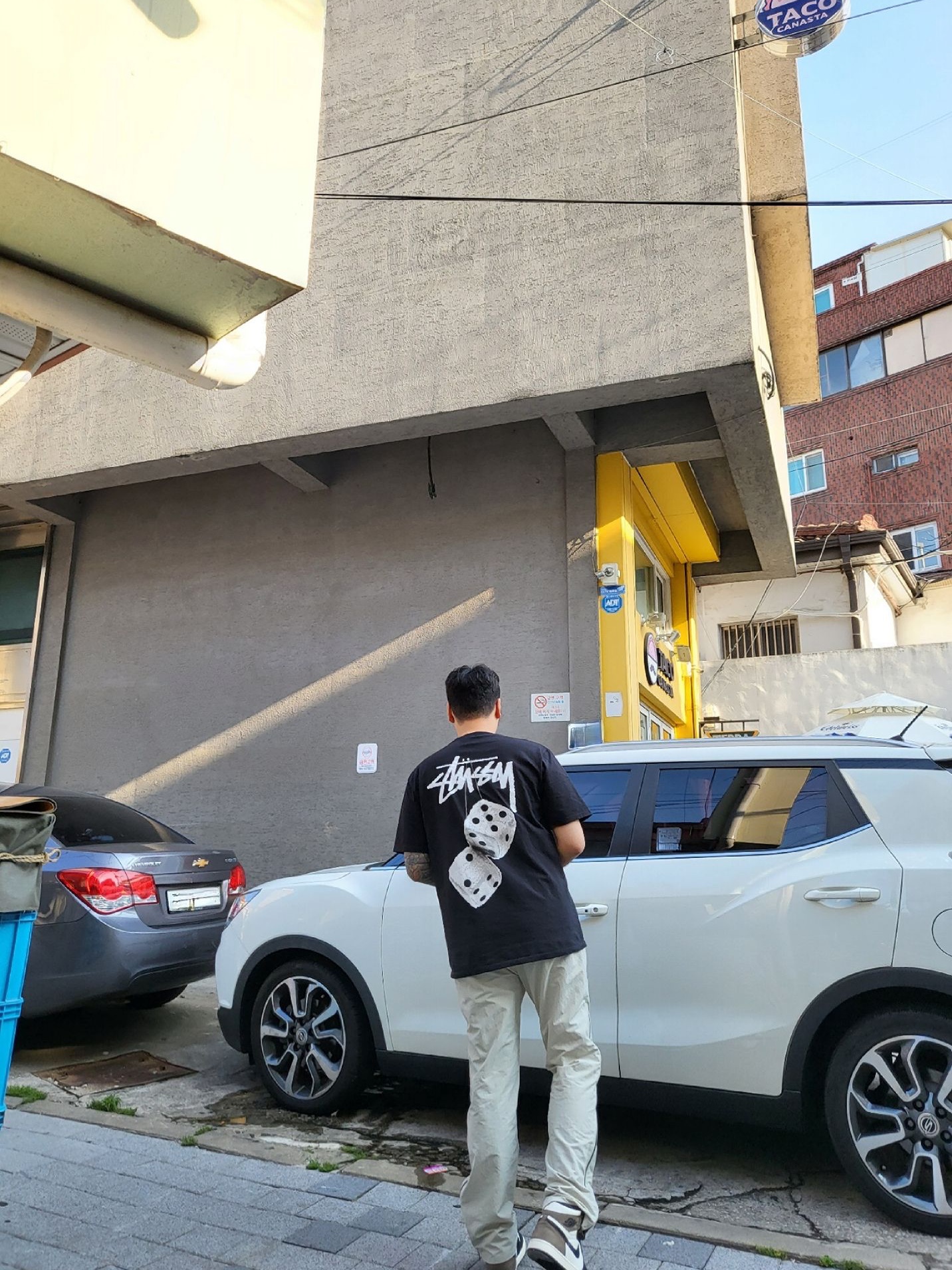 Stussy Fuzzy Dice T-Shirt Black, Jordan 1 Retro High OG Black Mocha 착용 스타일 - 2