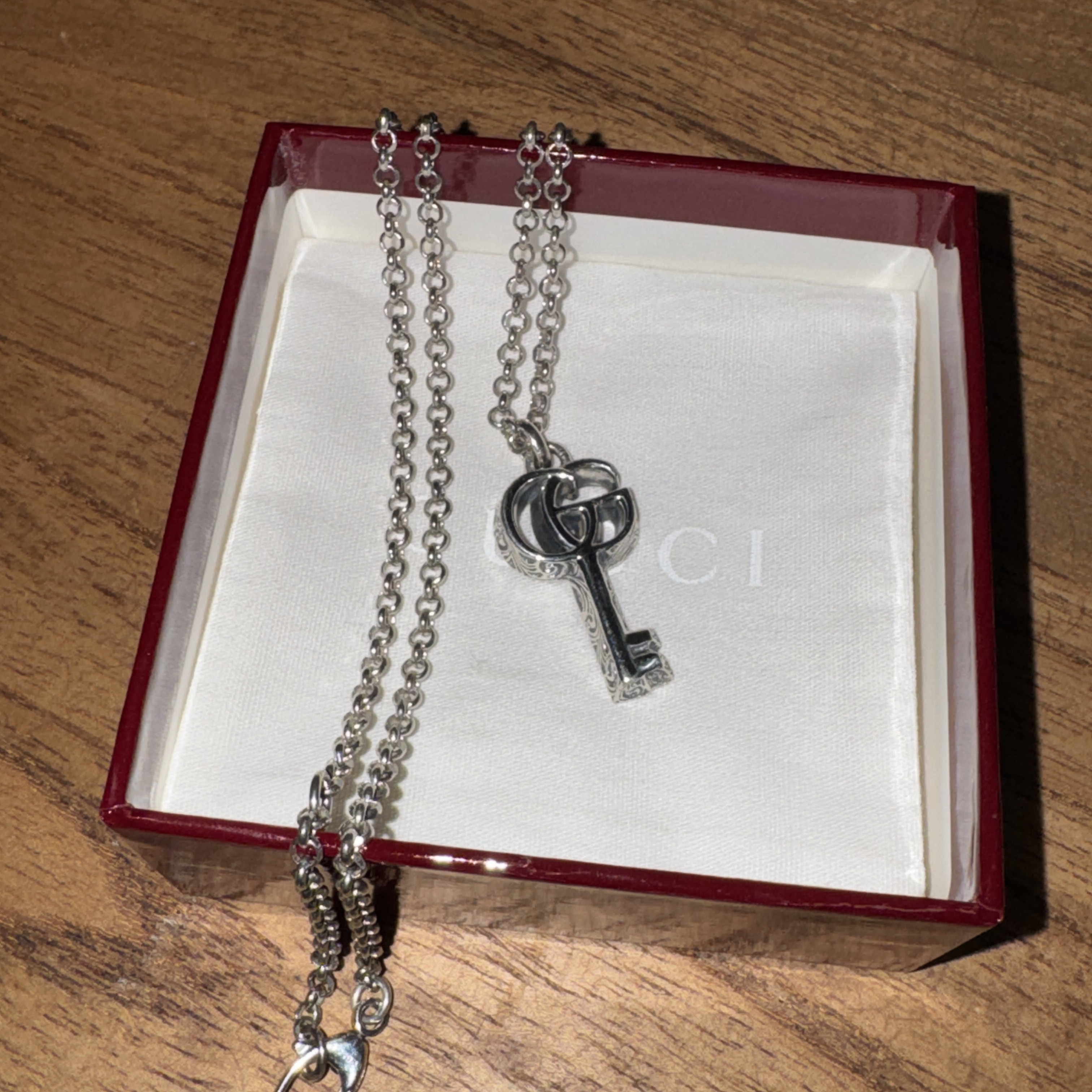 Gucci Double G Key Necklace Silver 착용 스타일 - 2