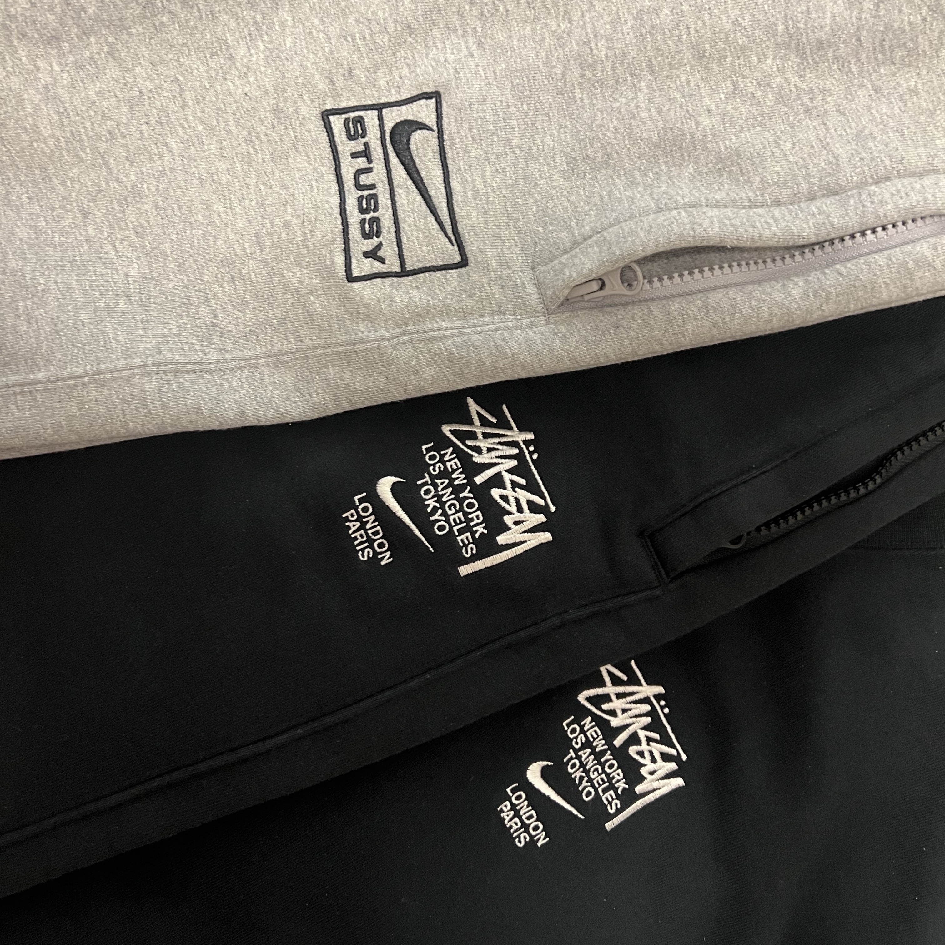 Nike x Stussy NRG Fleece Pants Dark Grey Heather (DO9340-063), Nike x Stussy NRG ZR Fleece Pants Black - US/EU 착용 스타일