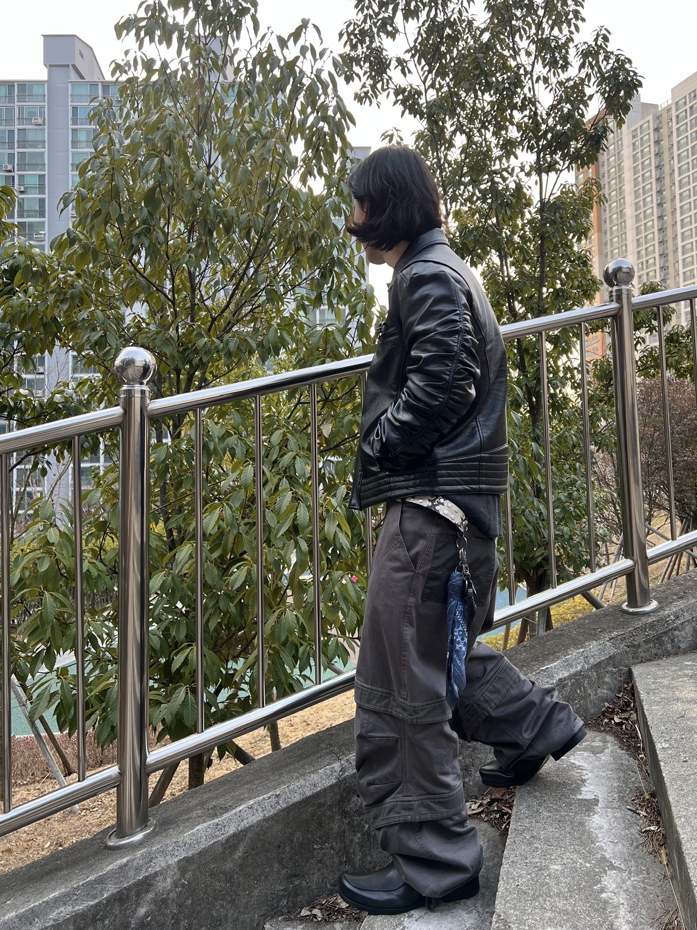 Farfromwhat Far Layered Work Pants Charcoal 착용 스타일 - 3