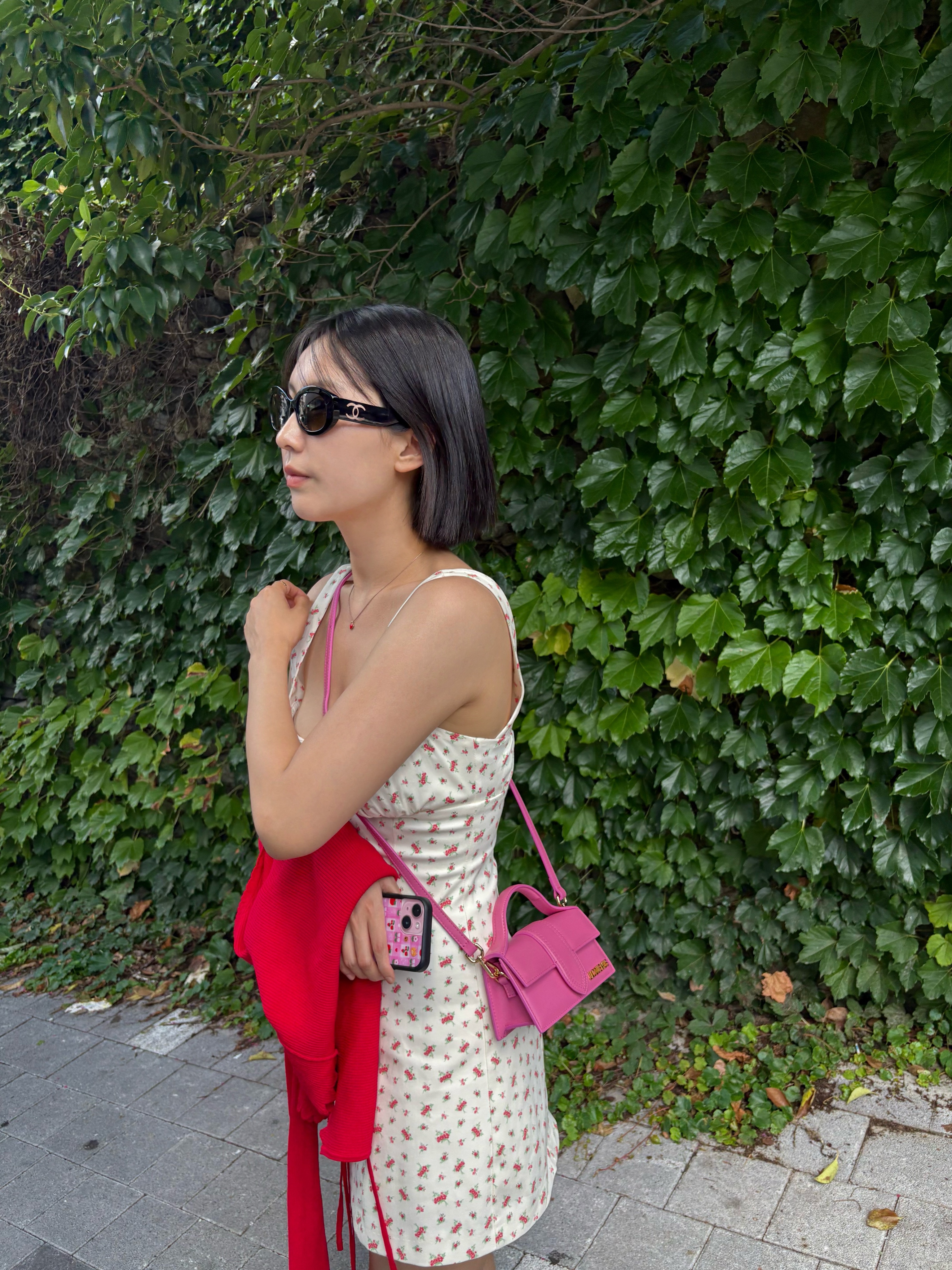 Chanel Oval Sunglasses Acetate Nylon & Black International Fit, Jacquemus Le Bambino Small Flap Bag Neon Pink 착용 스타일