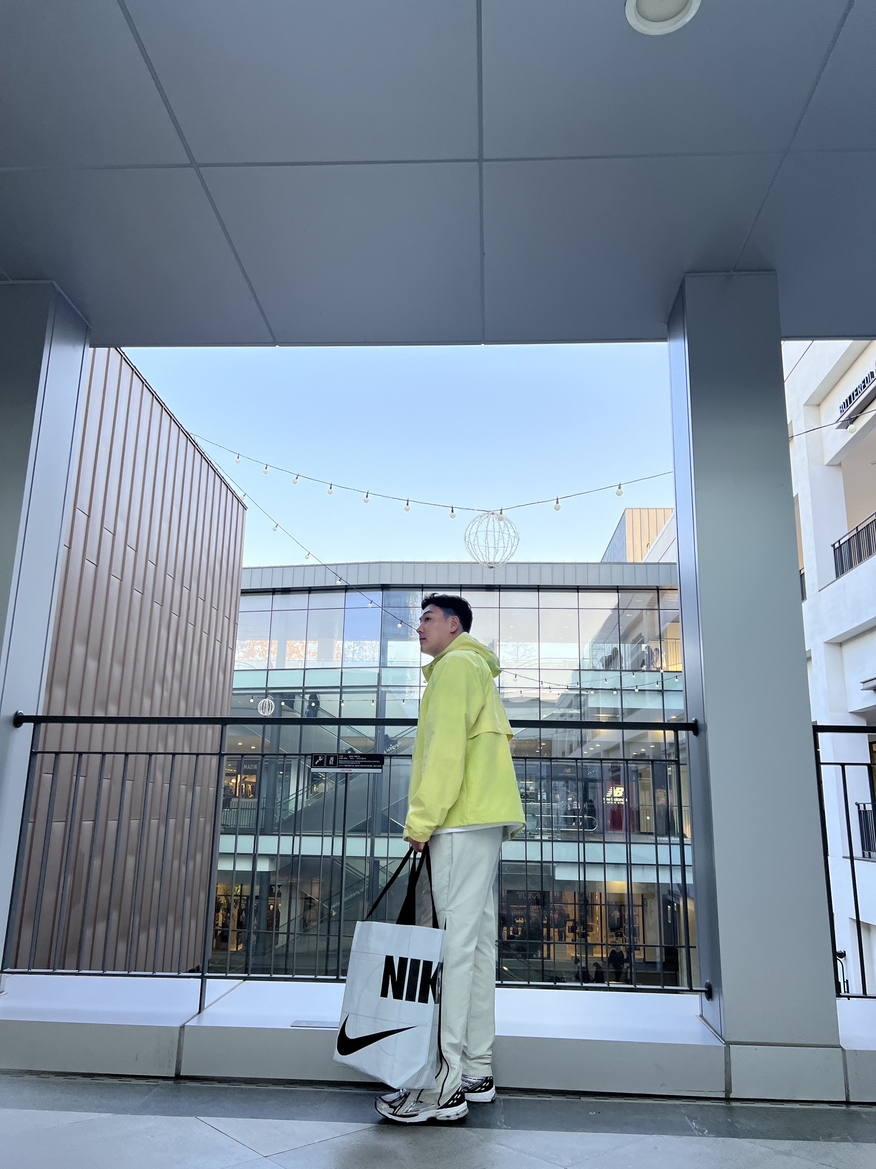 Stussy Wave Dye Beach Shell Jacket Lime, New Balance 1906R Silver Metallic Black 착용 스타일 - 1