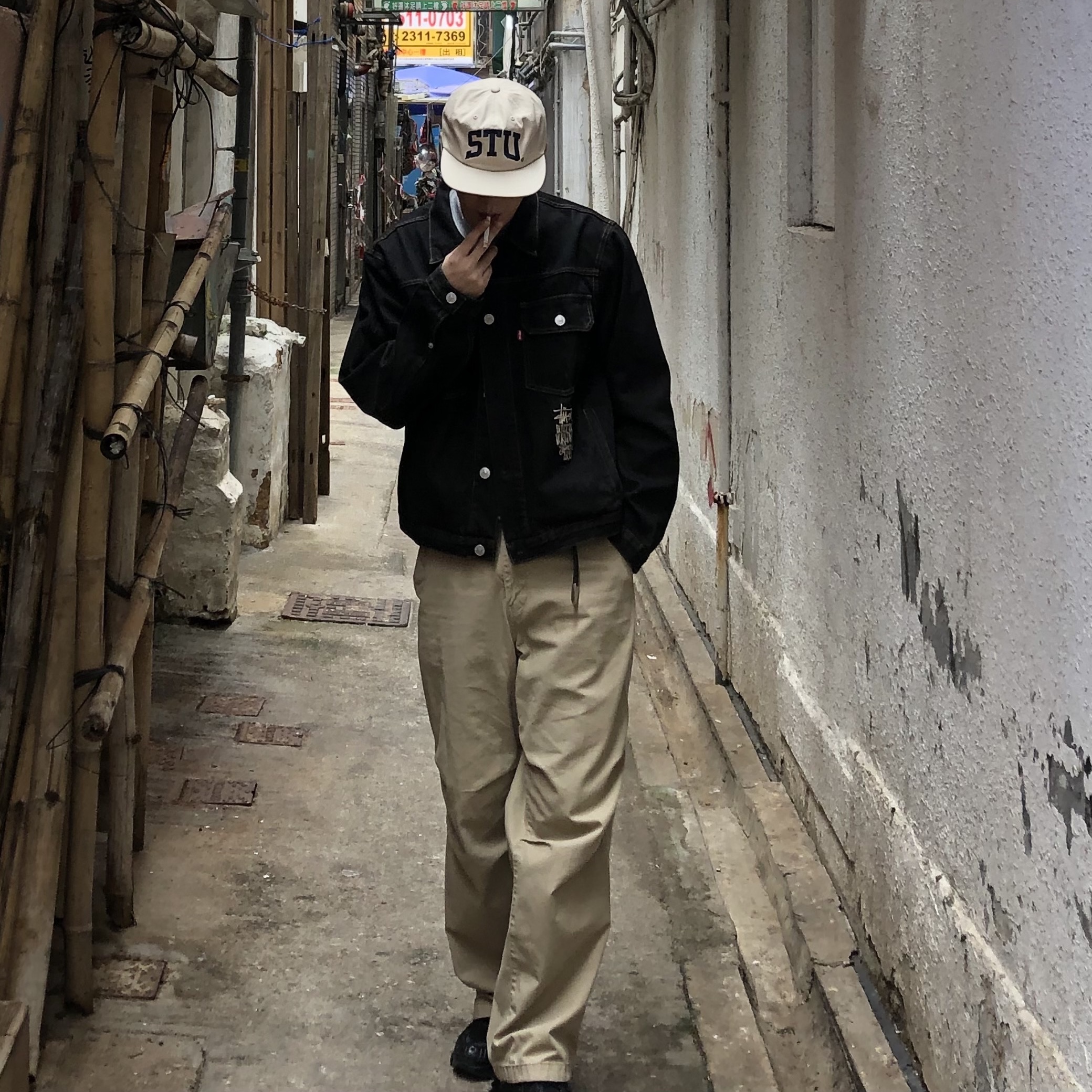 Stussy Stu Arch Strapback Cap Khaki, Stussy x Levi's Crispy Rinse Trucker Jacket Black 착용 스타일