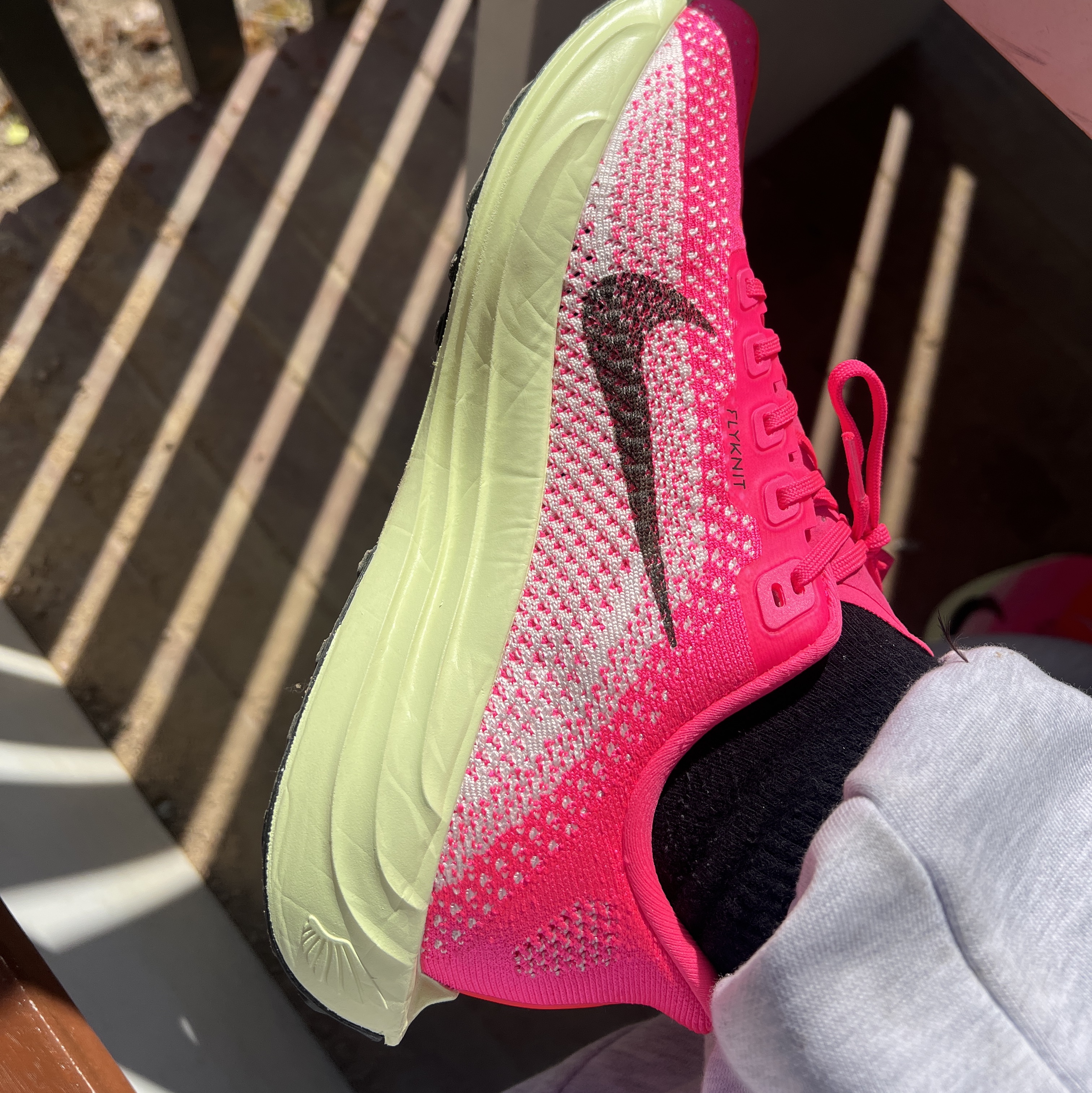 (W) Nike Pegasus Plus Hyper Pink Barely Volt 착용 스타일 - 2
