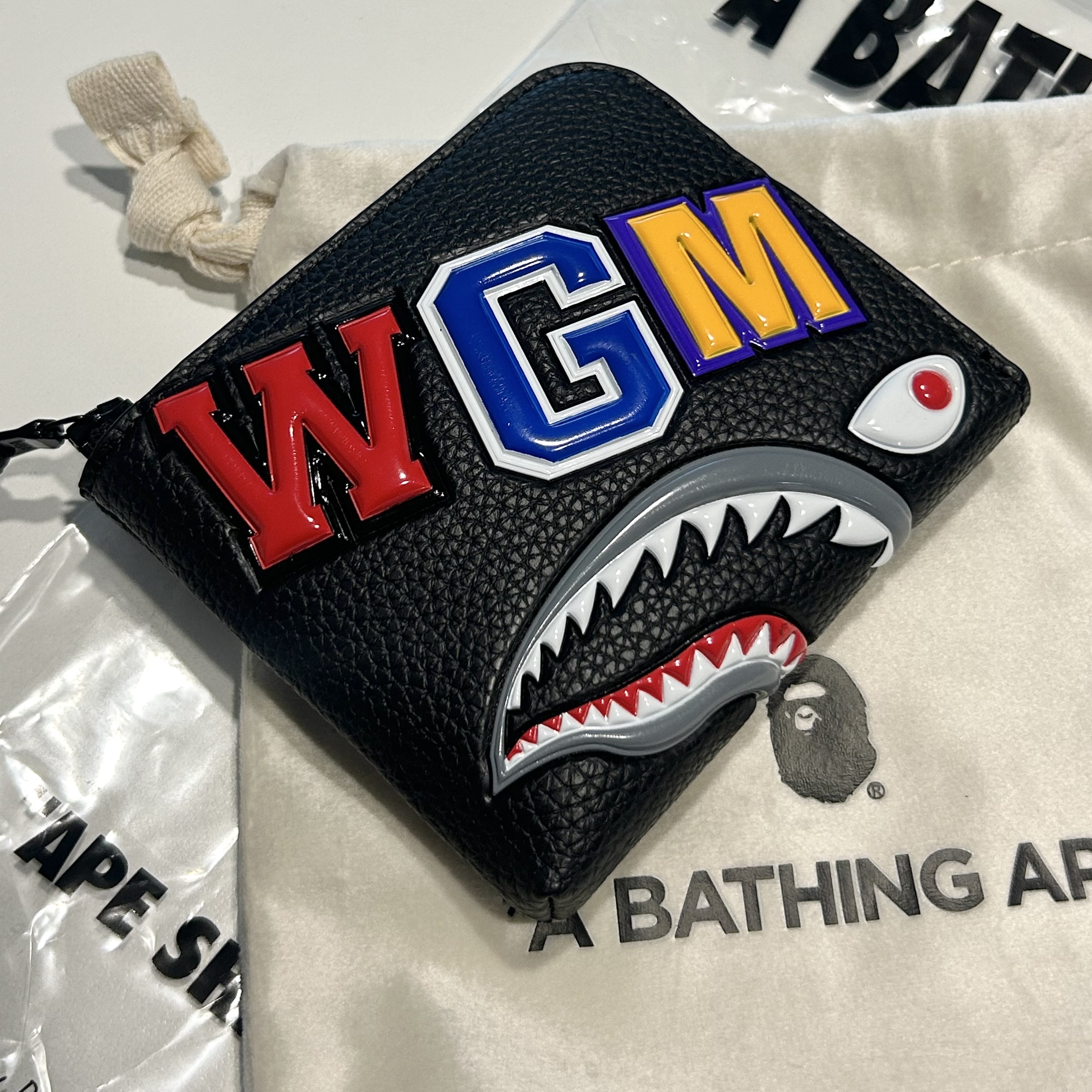 BAPE Shark Mini Wallet Black 착용 스타일 - 1