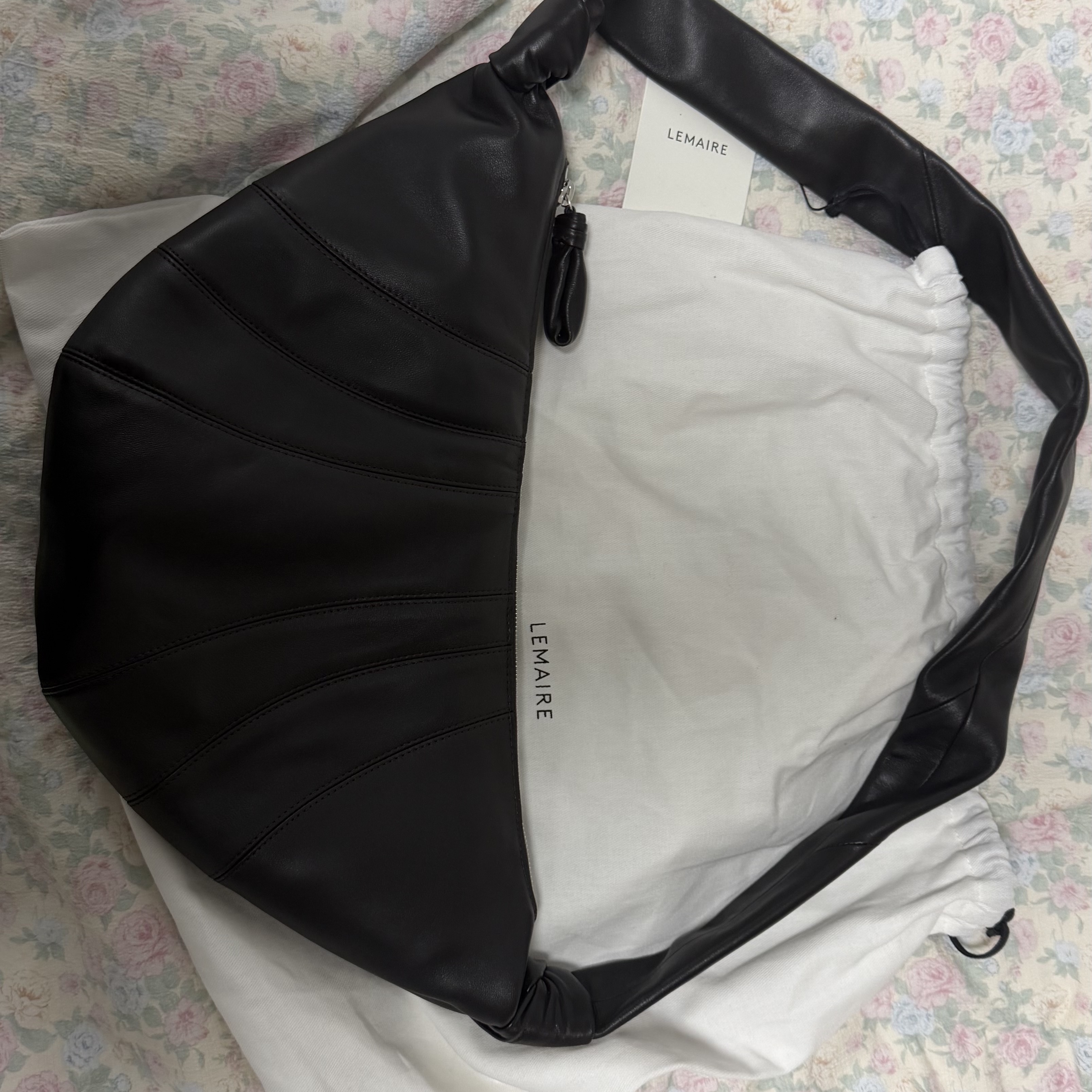 Lemaire Medium Croissant Bag Soft Nappa Leather Dark Chocolate 착용 스타일
