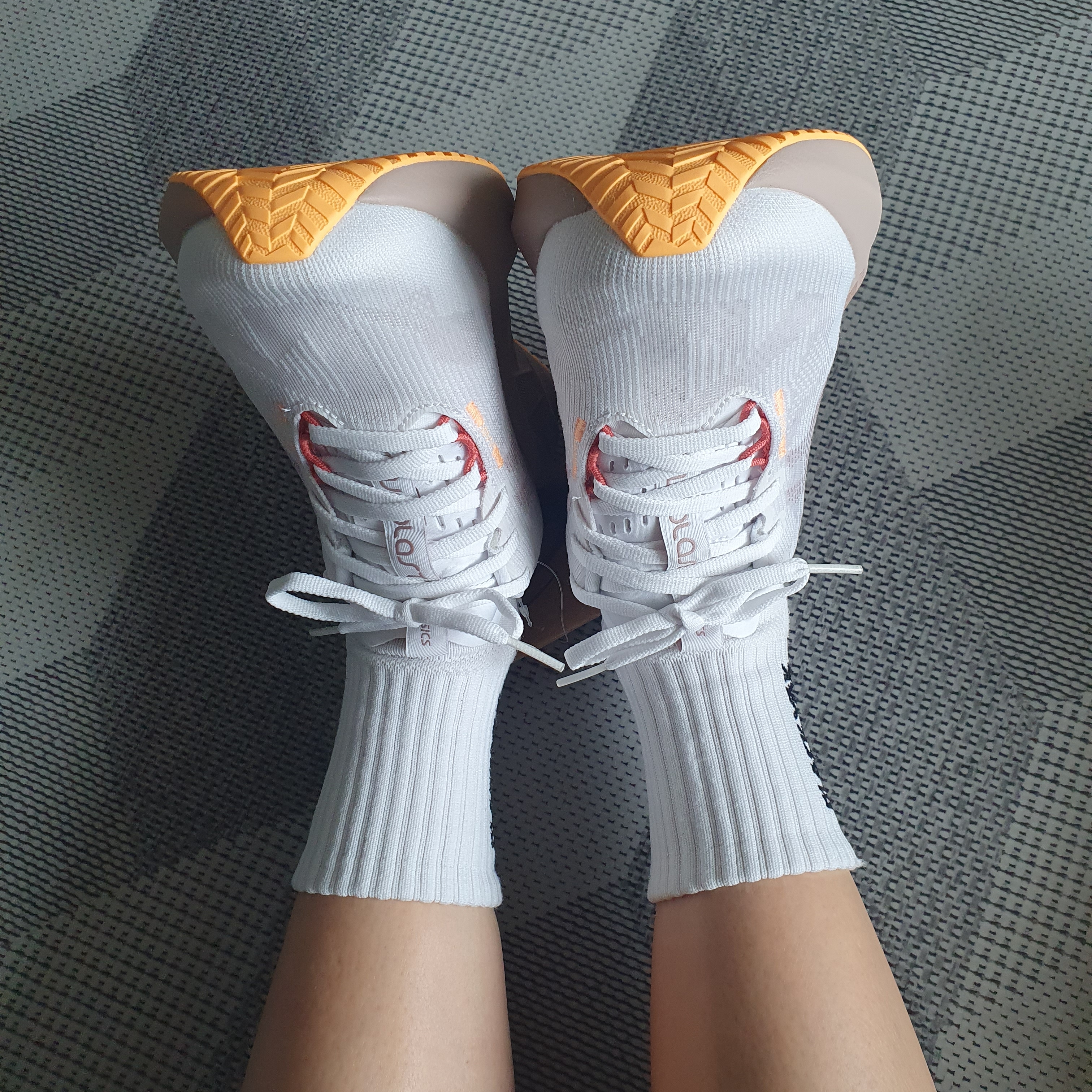 (W) Asics Novablast 5 White Fawn 착용 스타일 - 3
