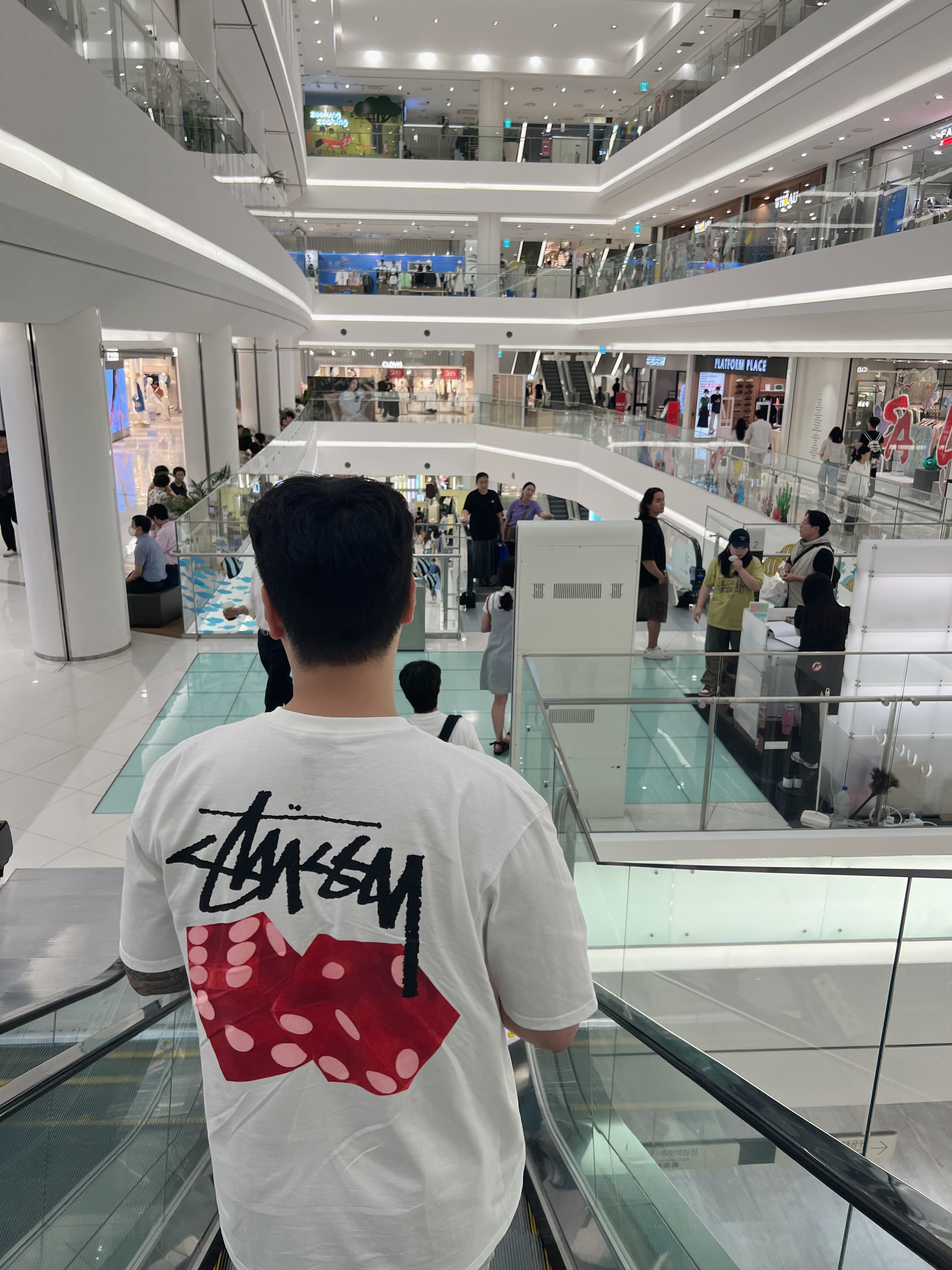 Stussy Fuzzy Dice T-Shirt Black, Jordan 1 Retro High OG Black Mocha 착용 스타일 - 5