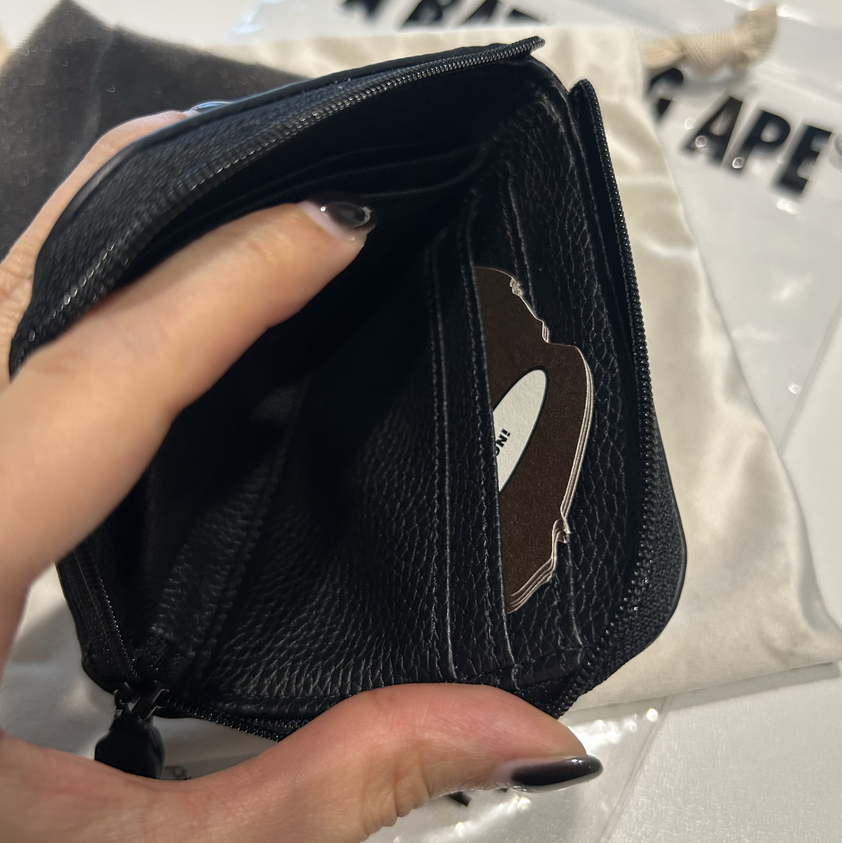 BAPE Shark Mini Wallet Black 착용 스타일 - 4
