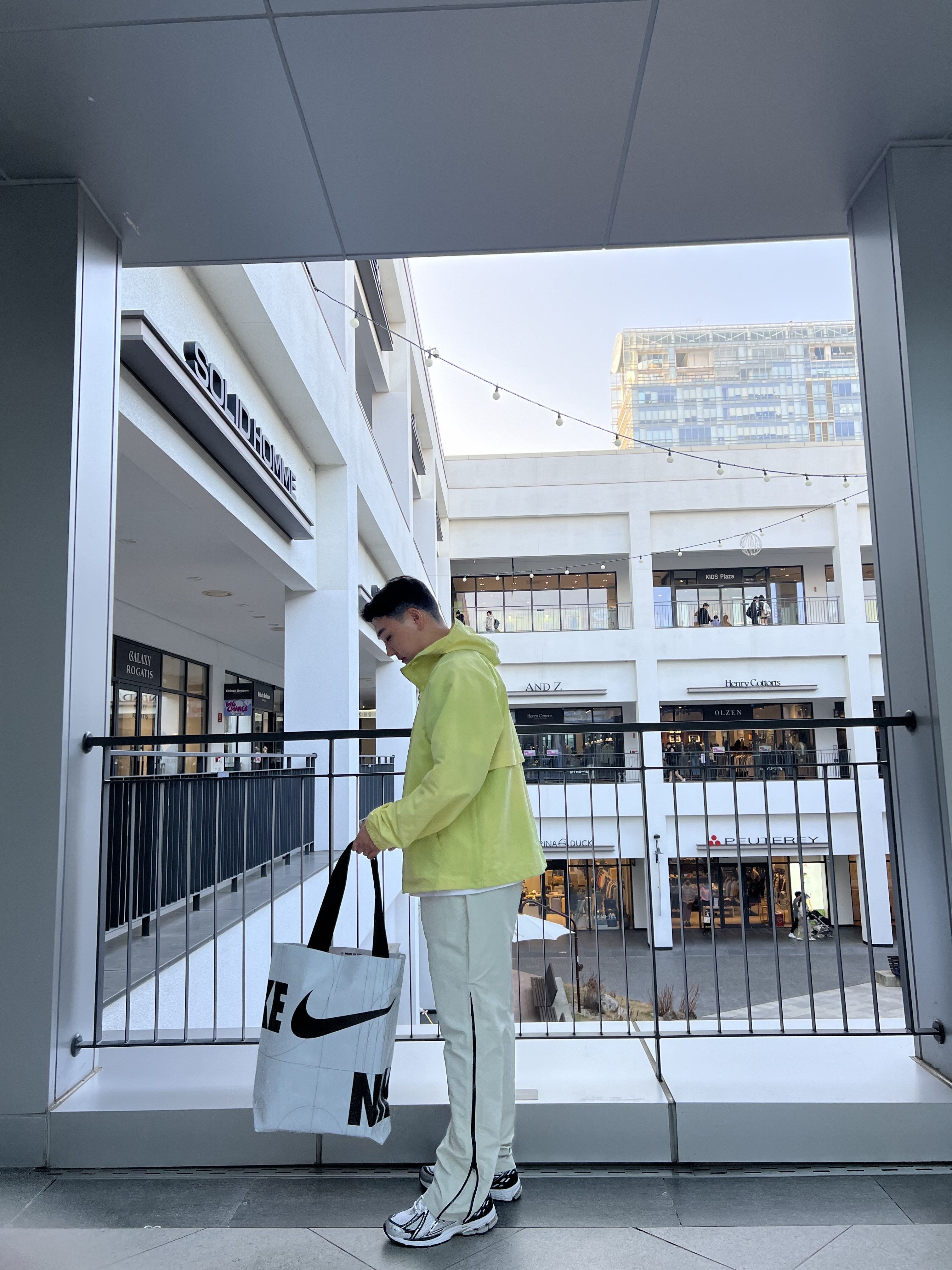 Stussy Wave Dye Beach Shell Jacket Lime, New Balance 1906R Silver Metallic Black 착용 스타일 - 4