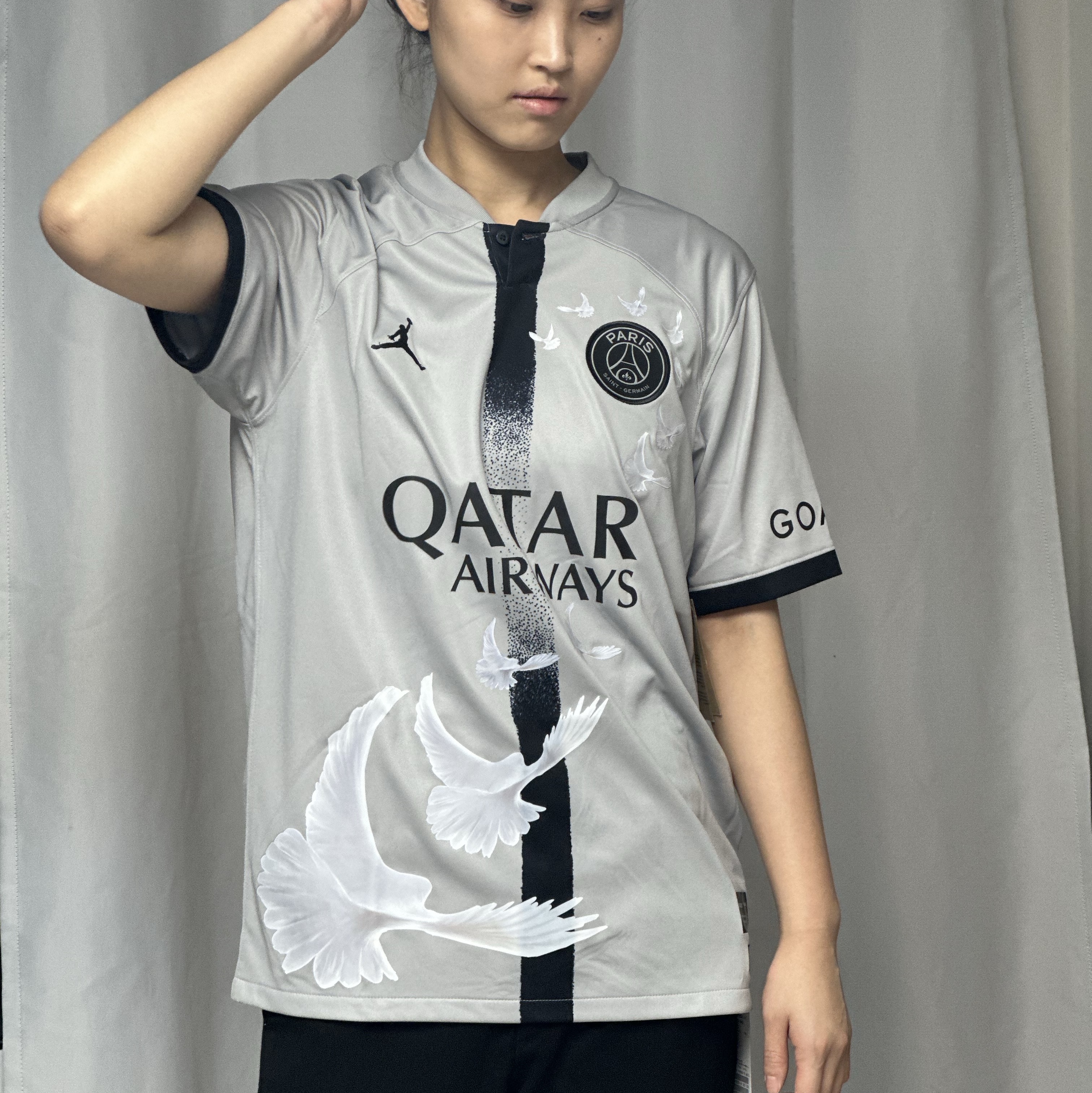 Jordan x Paris Saint-Germain x 3.Paradis 2022/23 Dri-Fit Stadium Away Jersey Light Smoke Grey 착용 스타일 - 1