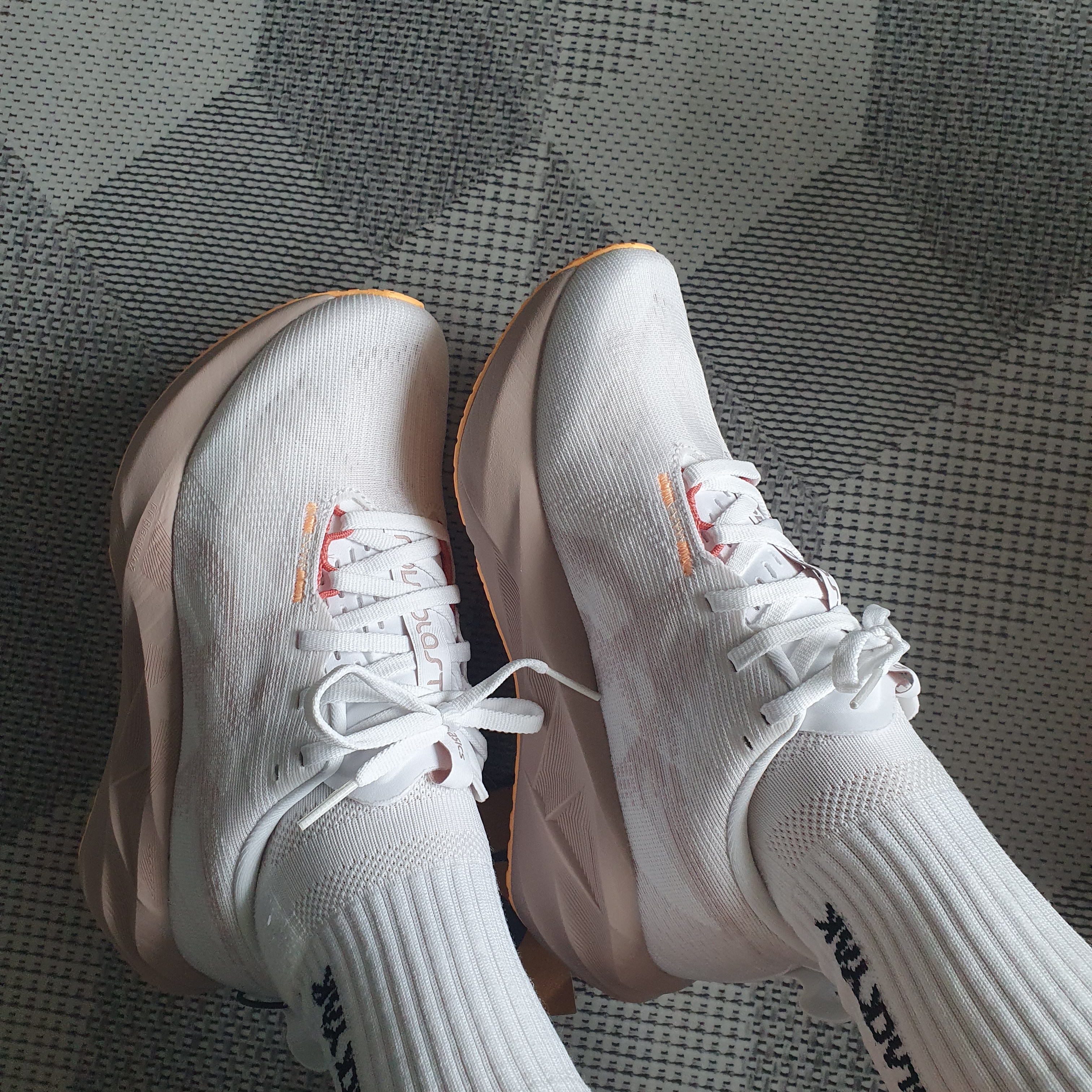 (W) Asics Novablast 5 White Fawn 착용 스타일 - 2