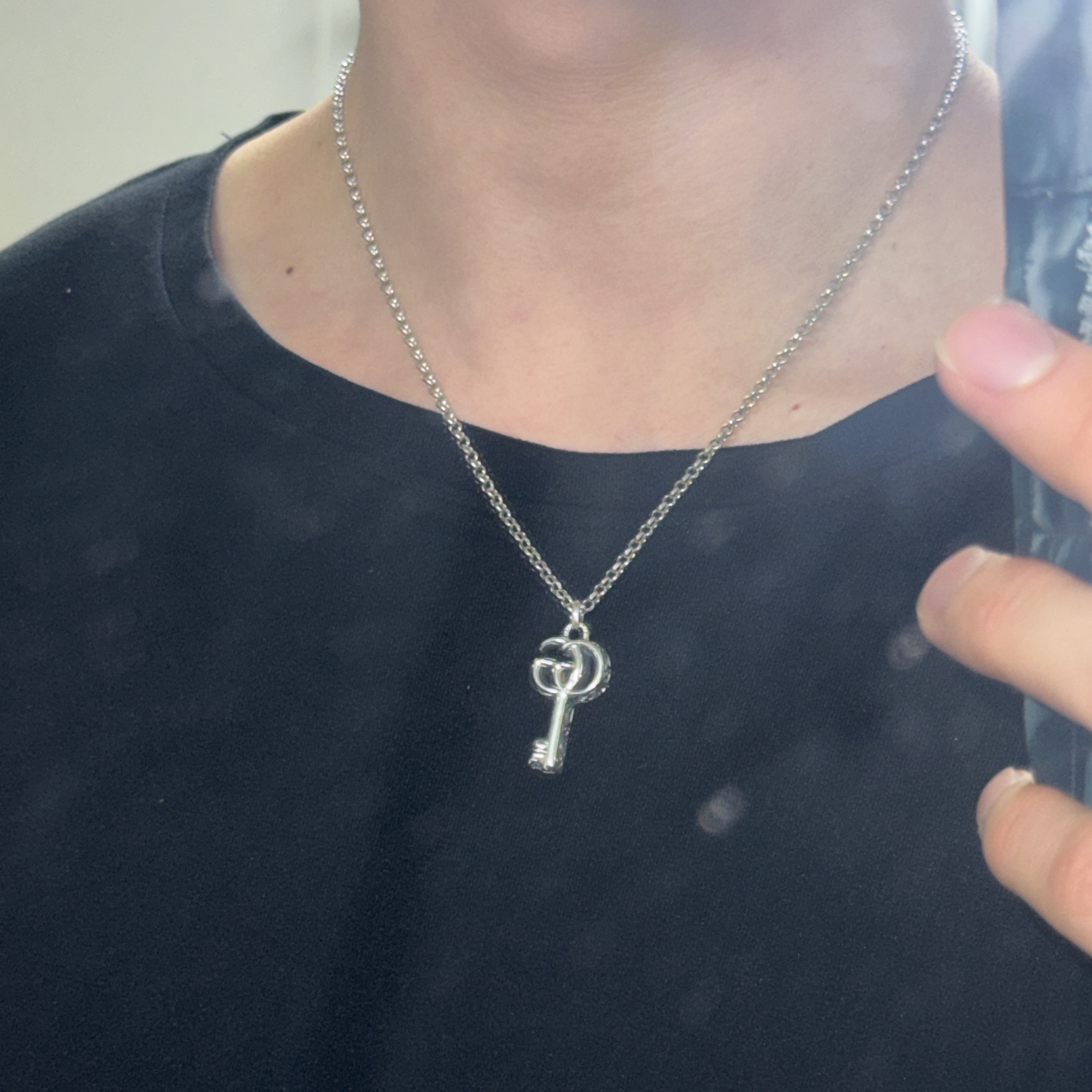 Gucci Double G Key Necklace Silver 착용 스타일 - 3