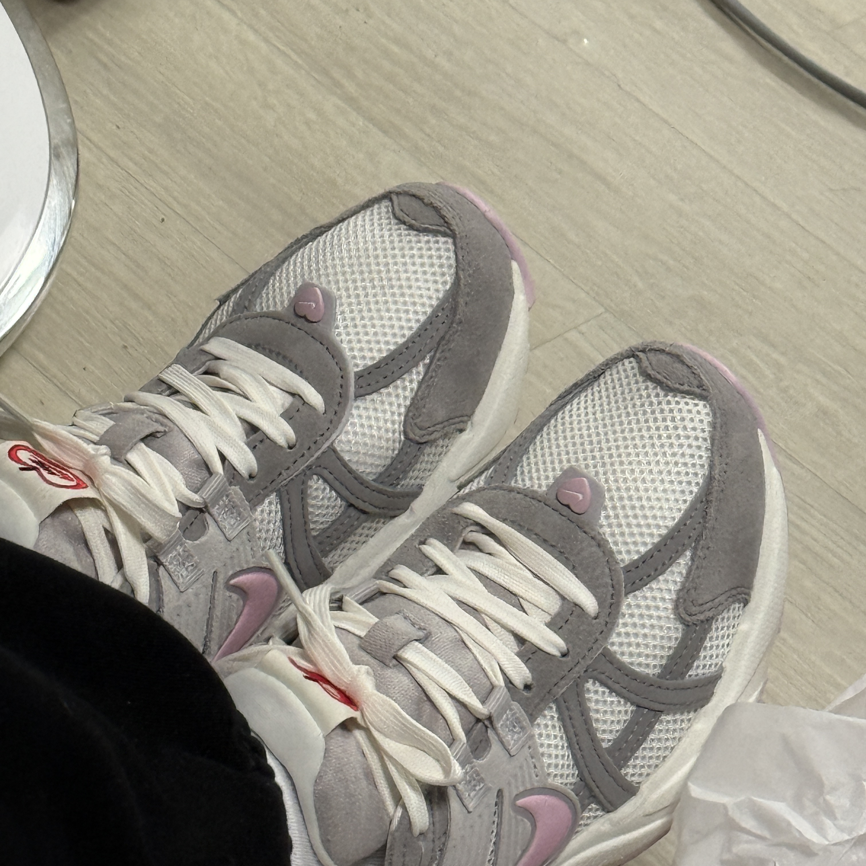 (W) Nike V2K Run Sail Pink Foam 착용 스타일