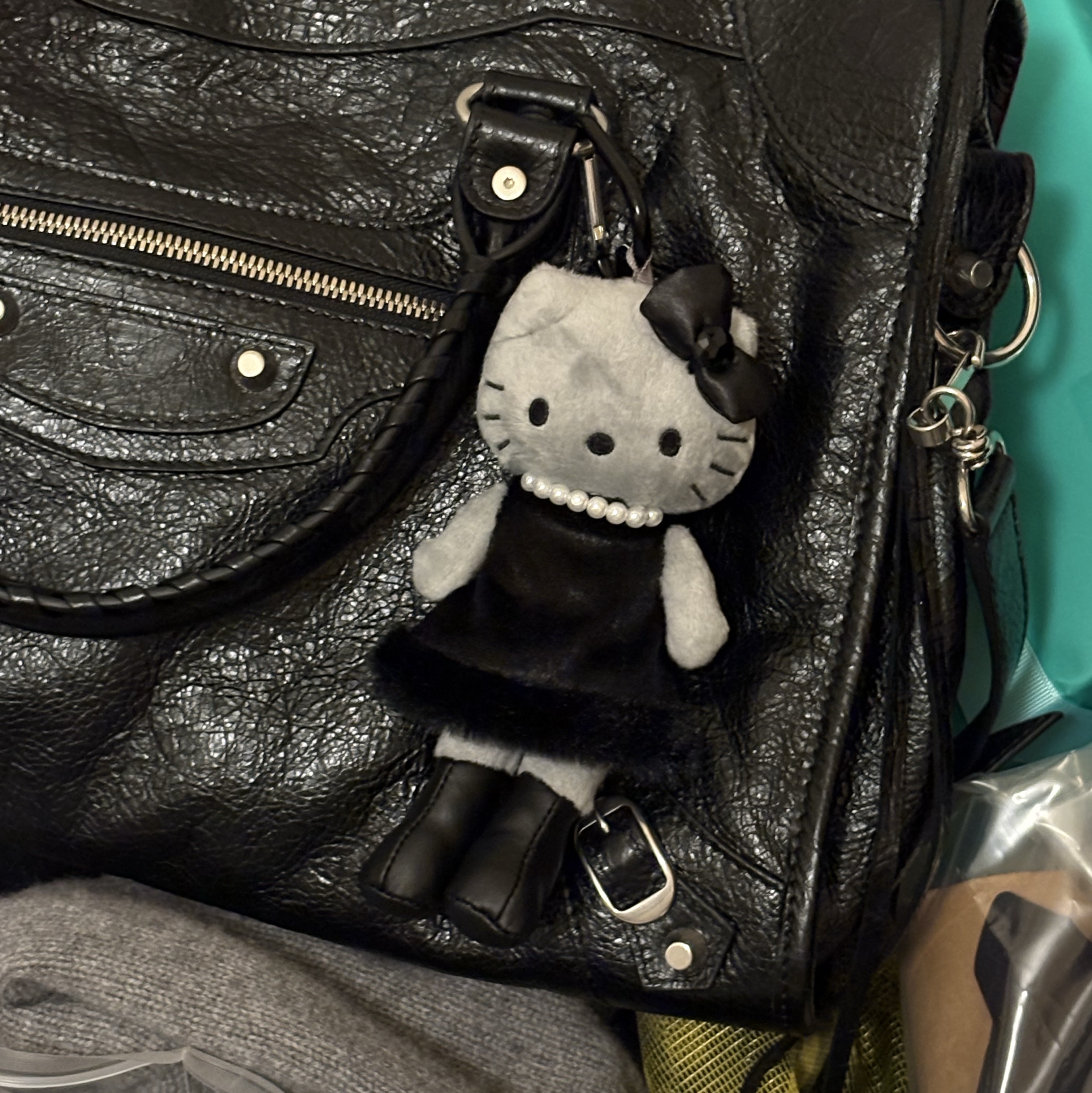 Sanrio Hello Kitty Black Angel Collection Style Up Mascot Dress Gray 착용 스타일