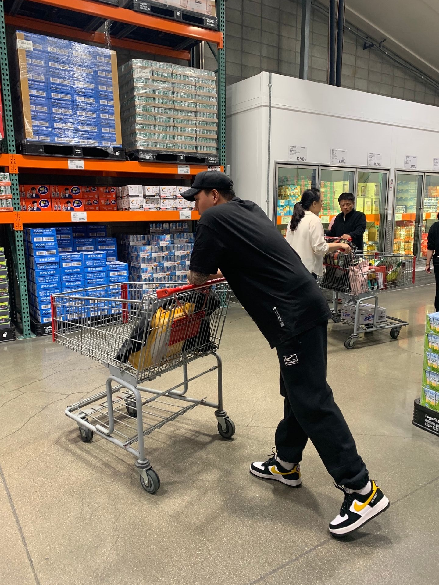 Nike x Stussy Washed Fleece Pants Black (FN5235-010), Nike Air Force 1 '07 LV8 Athletic Club Black Dark Sulfur 착용 스타일 - 1