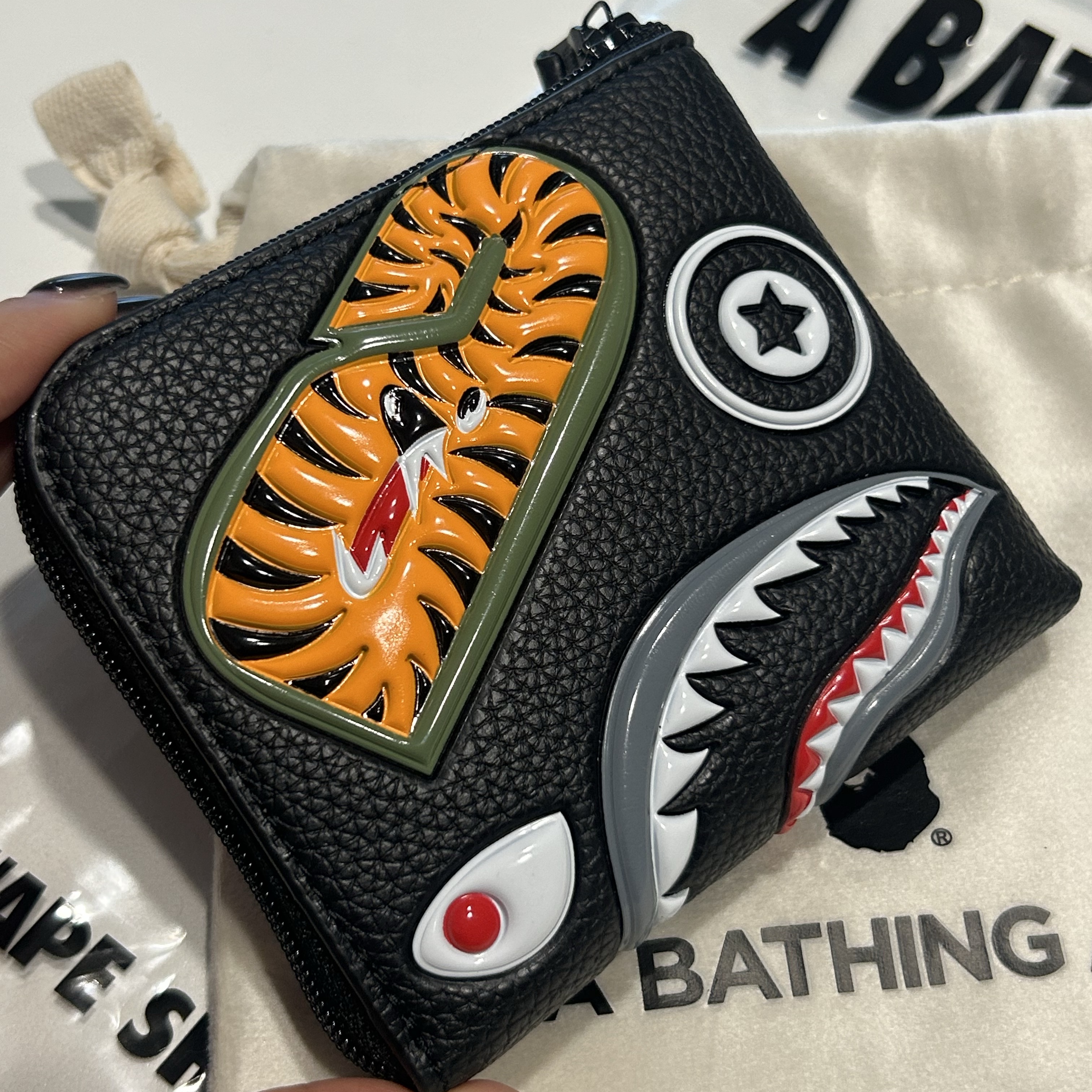 BAPE Shark Mini Wallet Black 착용 스타일 - 2