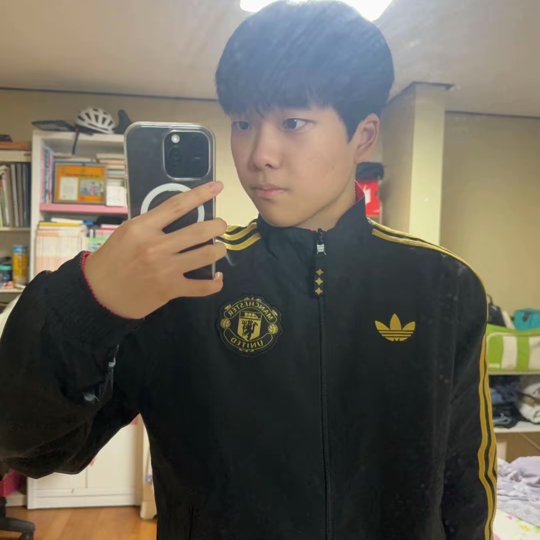 Adidas Manchester United Cultural Story Reversible Jacket Blac Better Scarlet - US Sizing (Non Marking Ver.) 착용 스타일 - 1