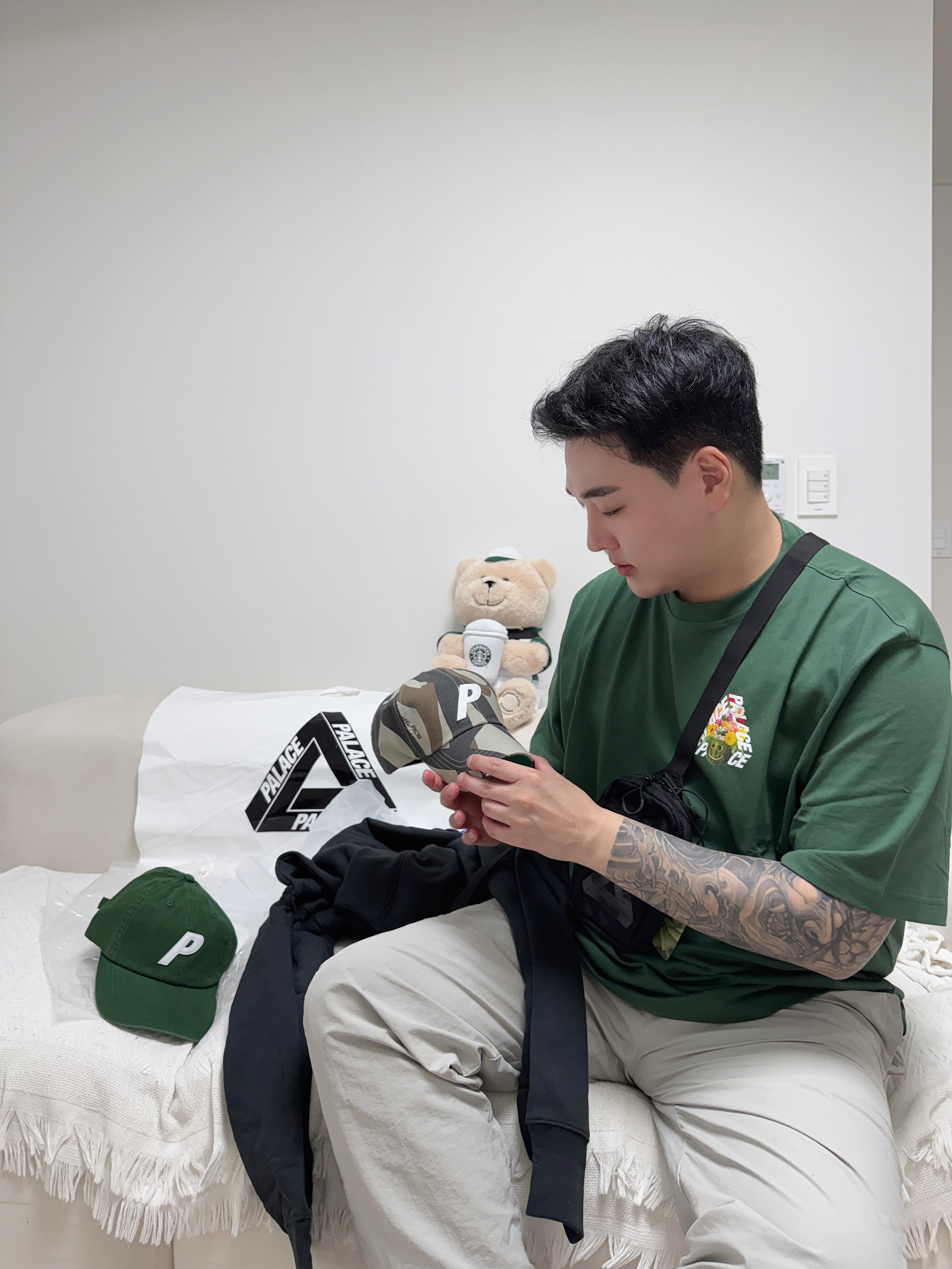 Palace Baked P-3 T-Shirt White - 24SS, Palace P 6-Panel Pine - 25SS 착용 스타일 - 5