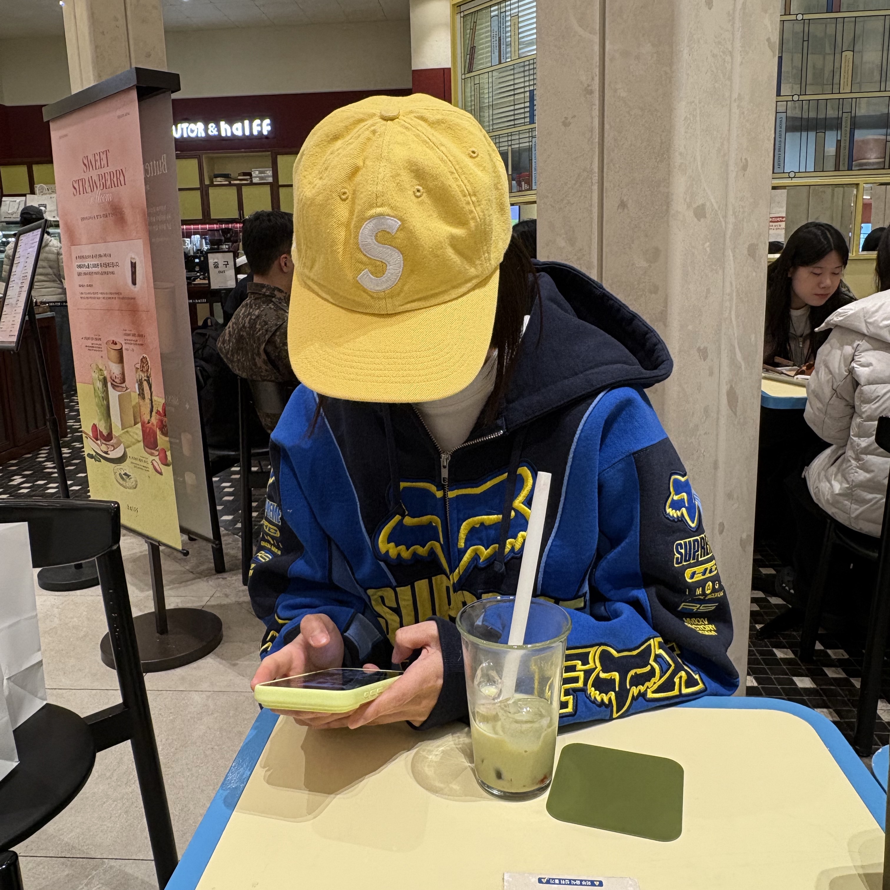 Supreme Kevlar Denim S Logo 6-Panel Yellow - 22SS, Supreme x Fox Racing Zip Up Hooded Sweatshirt Navy - 25FW 착용 스타일