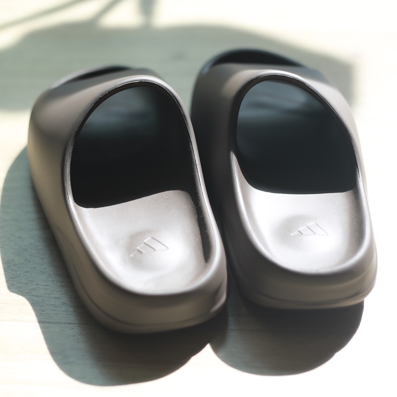 Adidas Yeezy Slide Soot 2021 착용 스타일